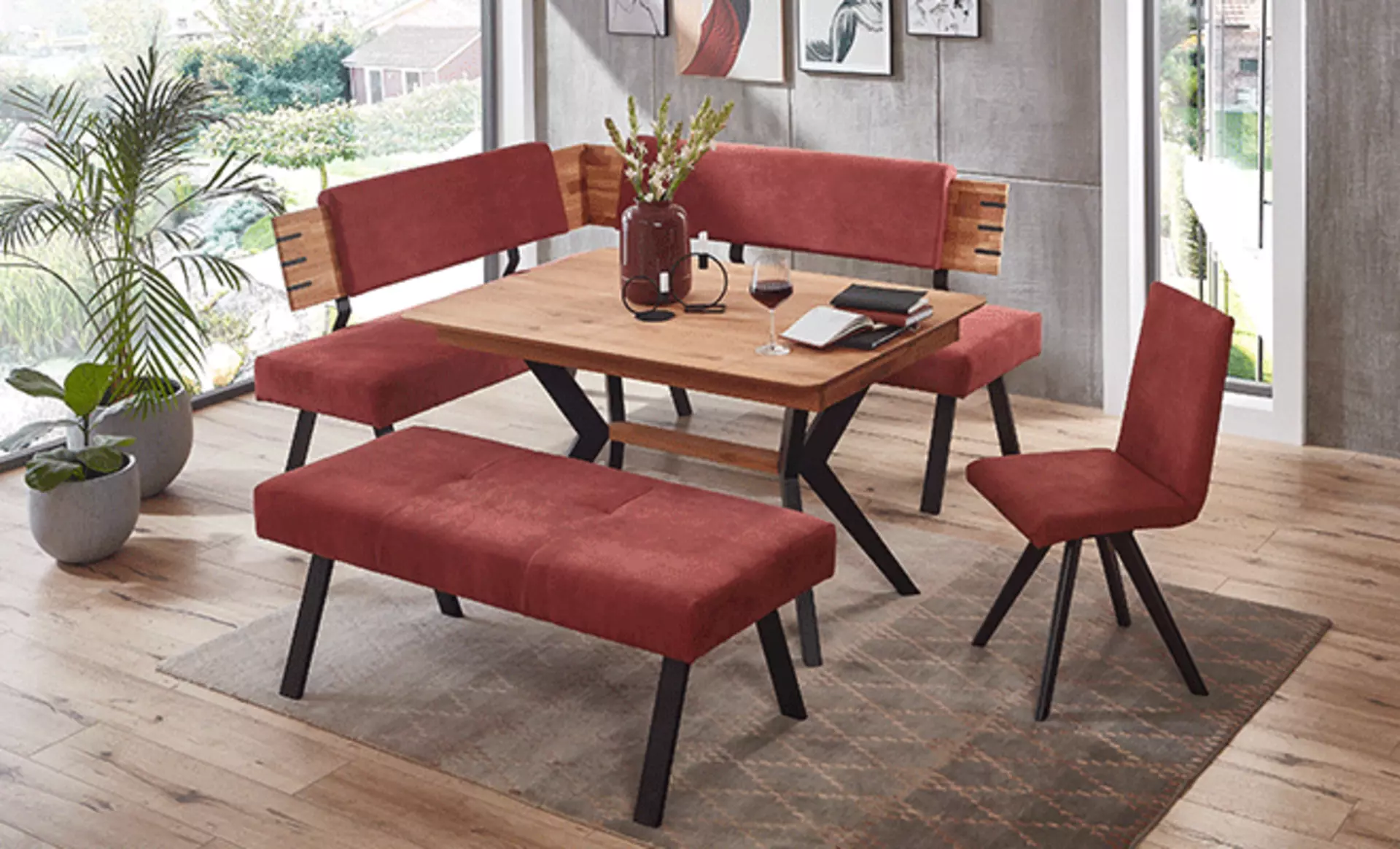 Lounge Essbereich mit Sitzbänken und Stühlen mit Roten Akzenten