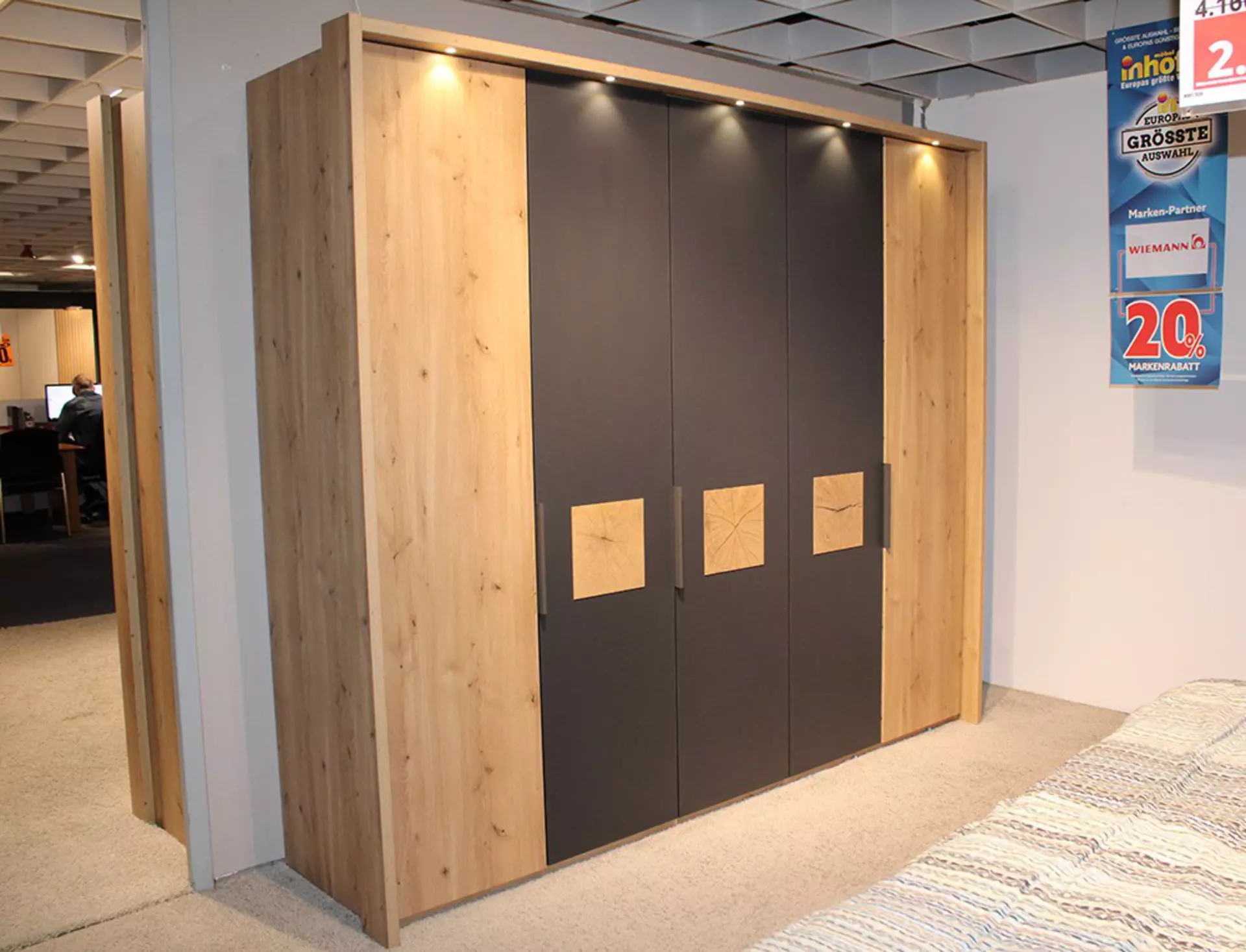 Schrägansicht eines Kleiderschrank aus Holz