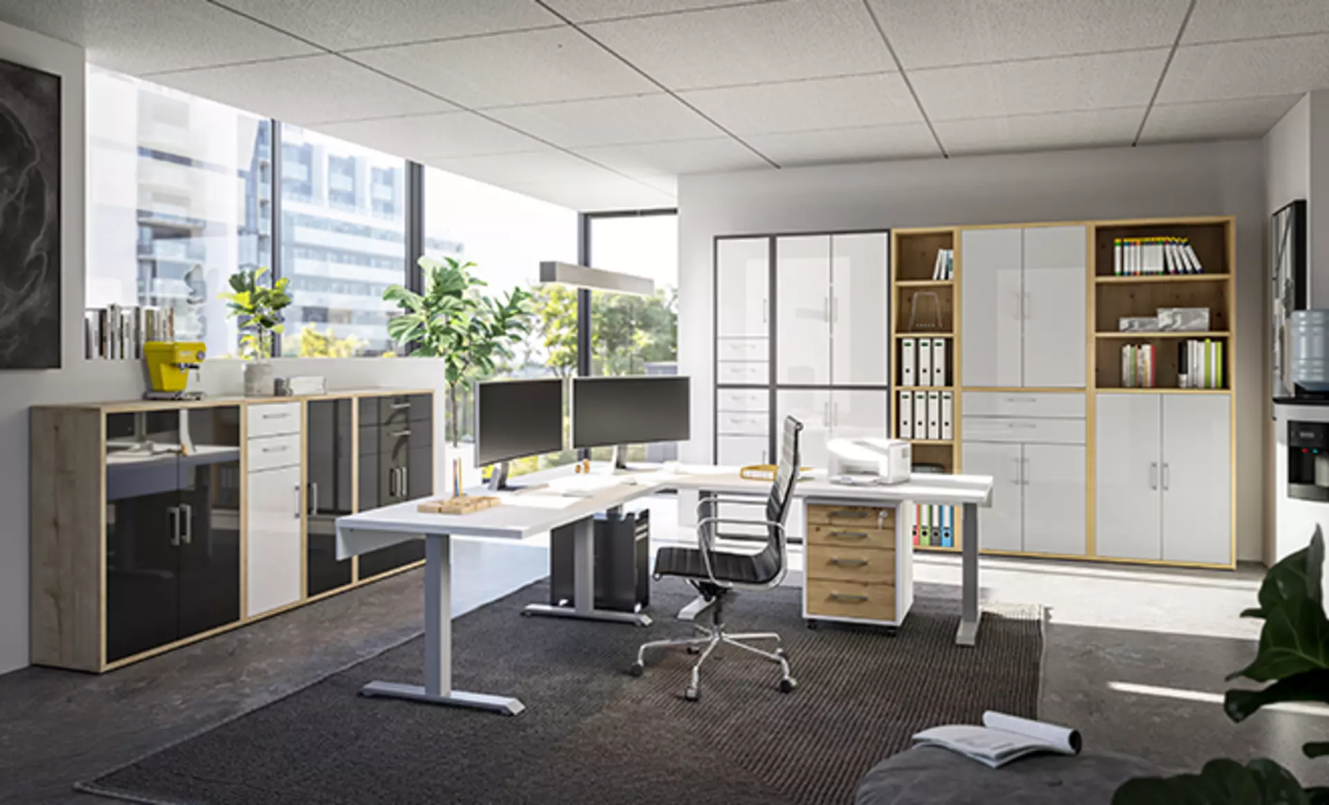 Professionelles Büro mit großem Eckschreibtisch