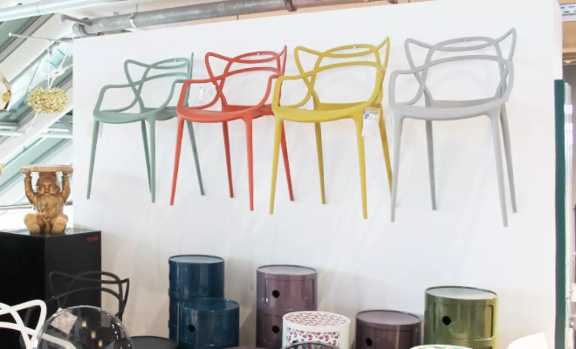 Designer Stühle von Kartell in der Ausstellung von interni by inhofer