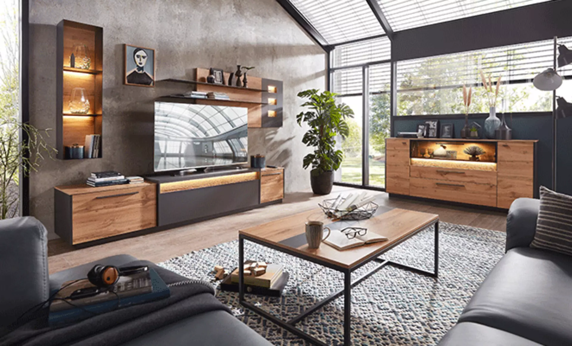 großes Wohnzimmer mit Wohnwand in Holzoptik