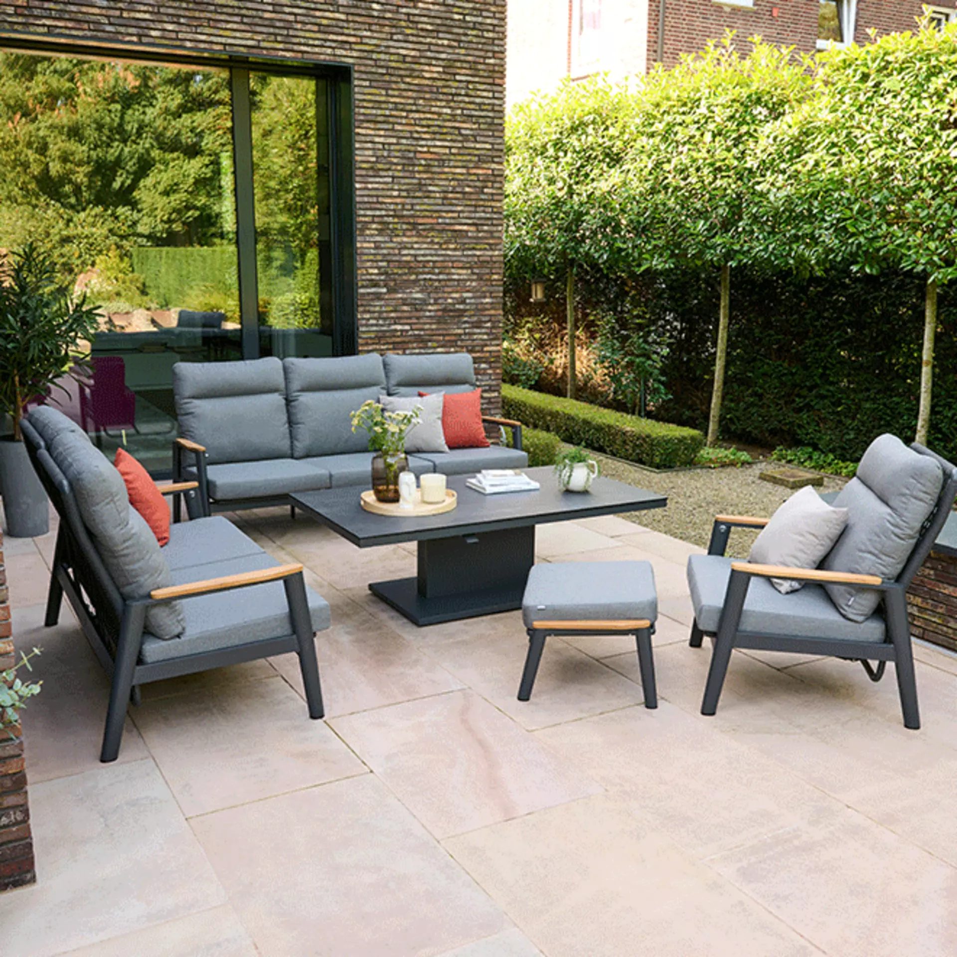 Lounge Set mit dunklen Farbtönen im Garten