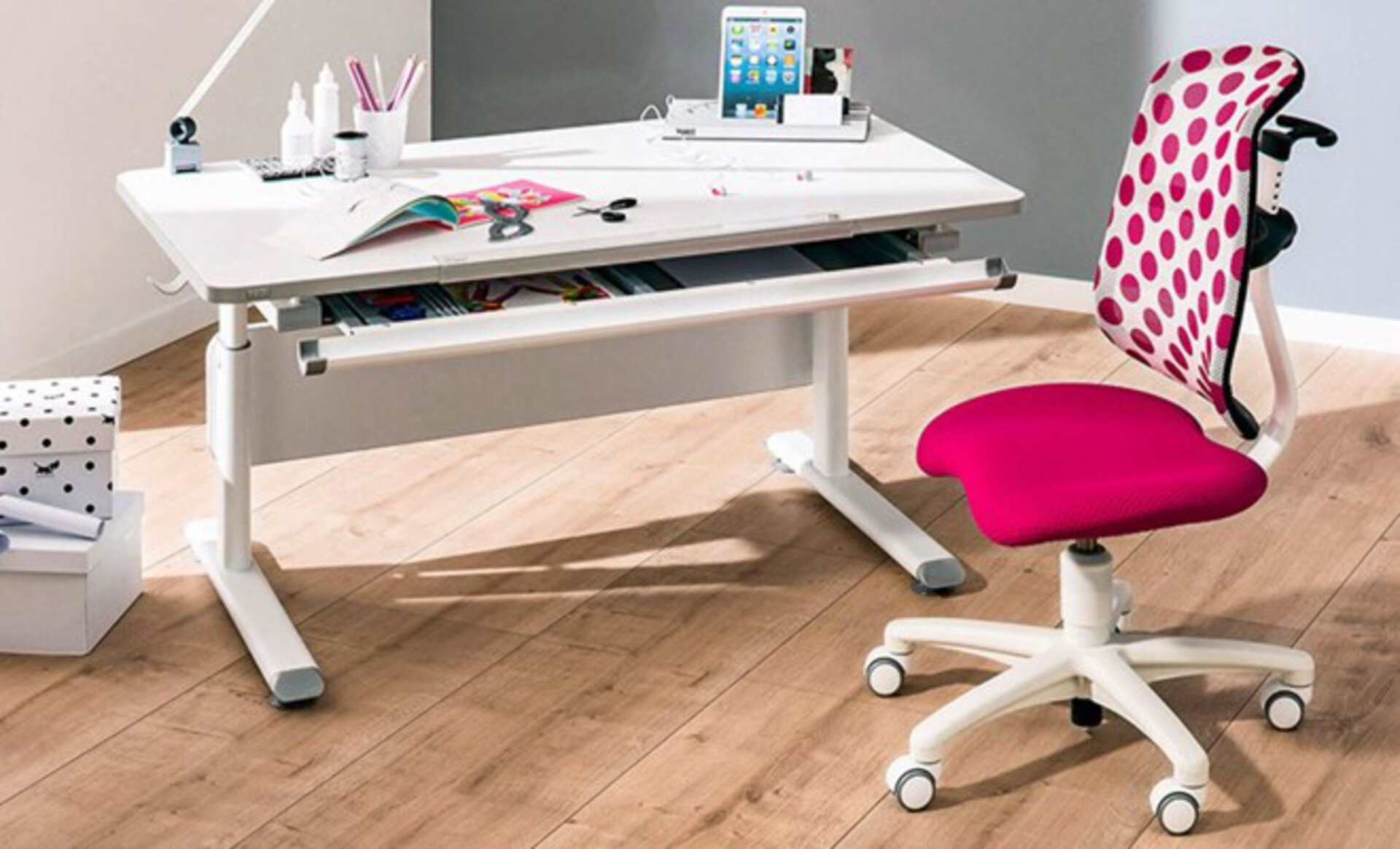Kinderdrehstuhl und verstellbarer Schreibtisch für Kinder
