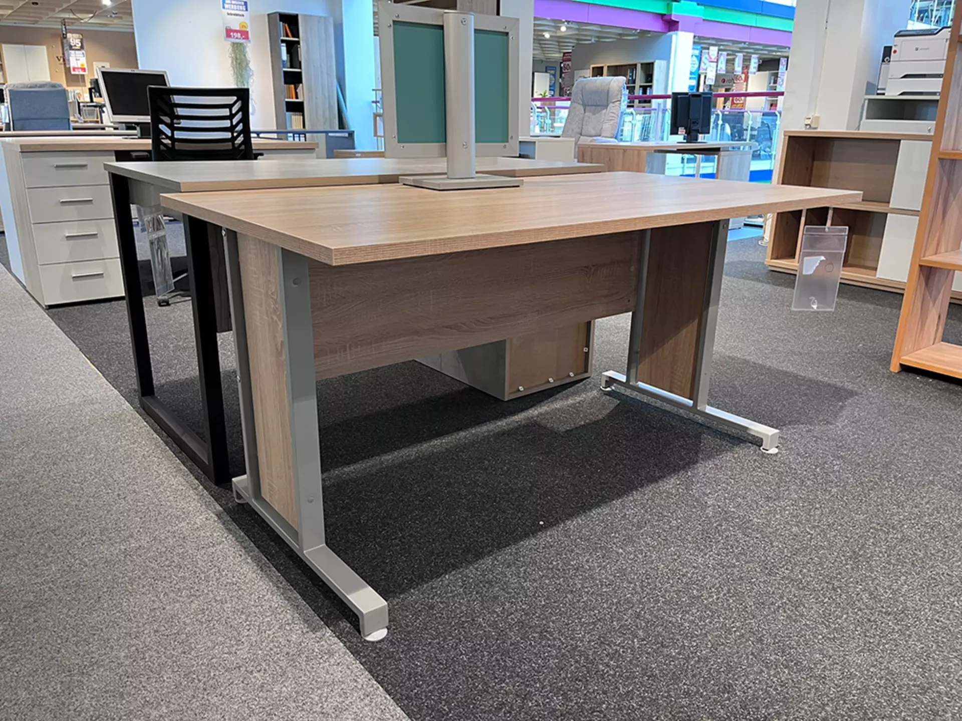 Schreibtisch aus Eichenholz von der Marke Composad 