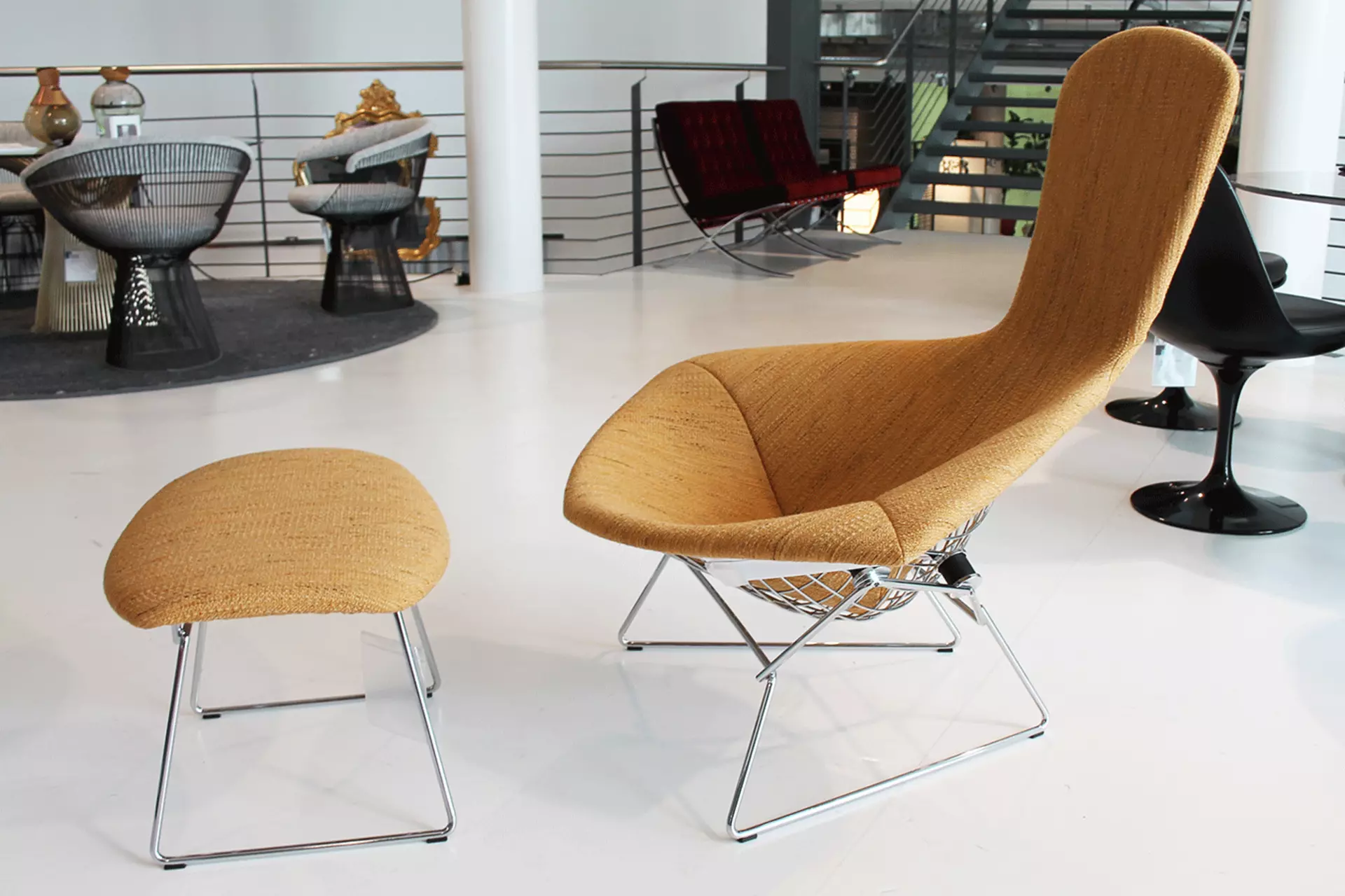 Der Bertoia Sessel mit Hocke von der Seite