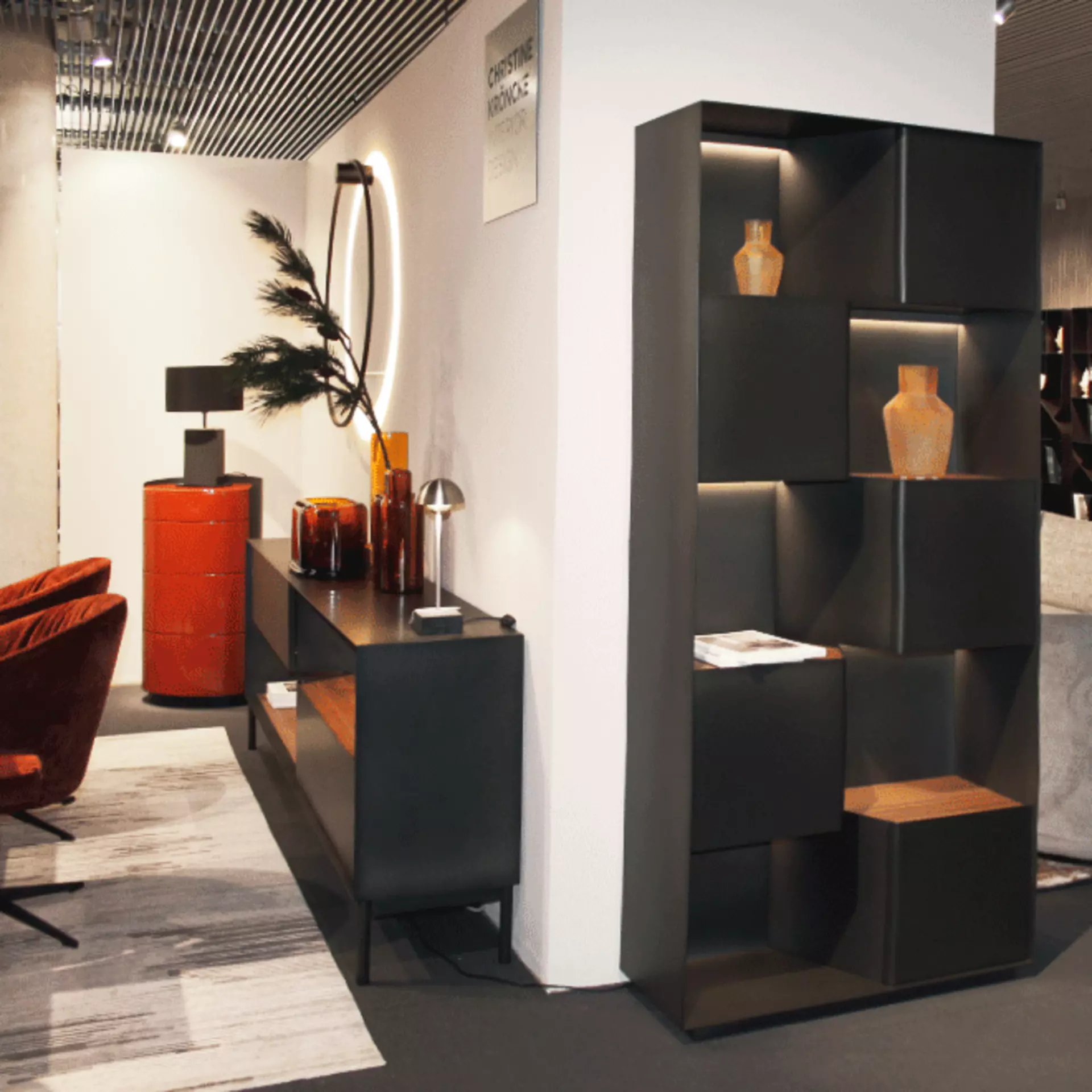 Sideboard und Vitrinenregal der neuen Kröncke Serie Lumen.