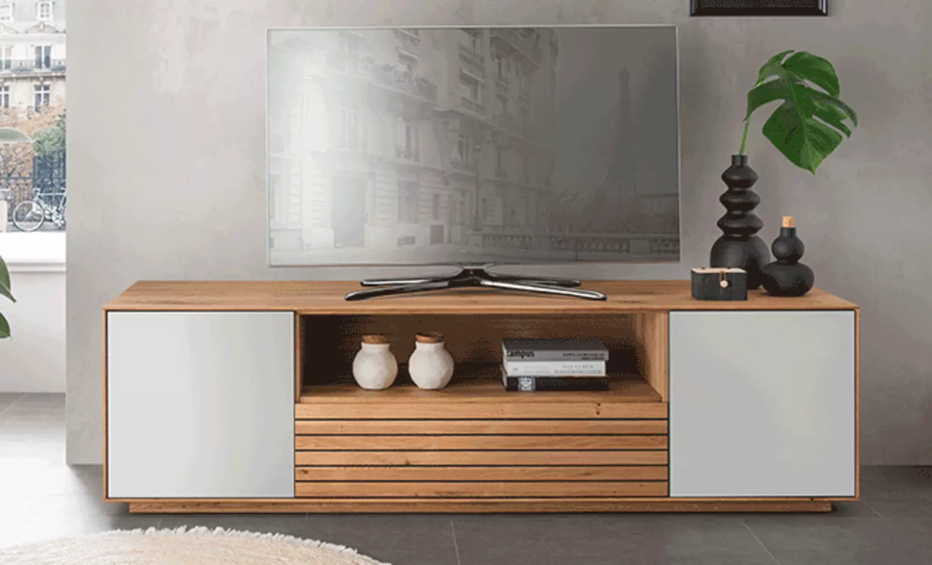 TV-Board in hellen Farben mit Lamellen-Optik in der Mitte