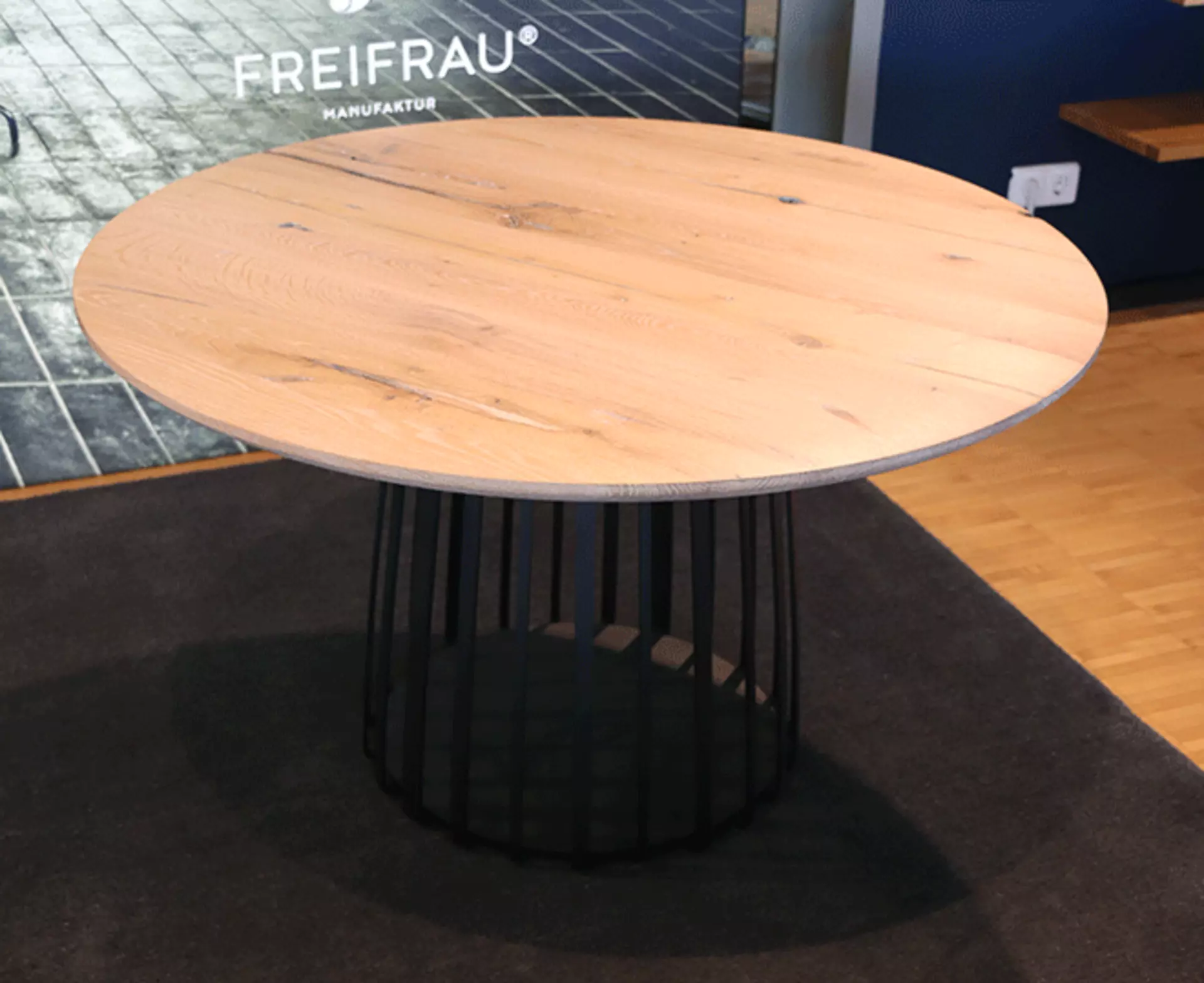 Basket Tisch rund mit Holzplatte in der Variante Low Dining