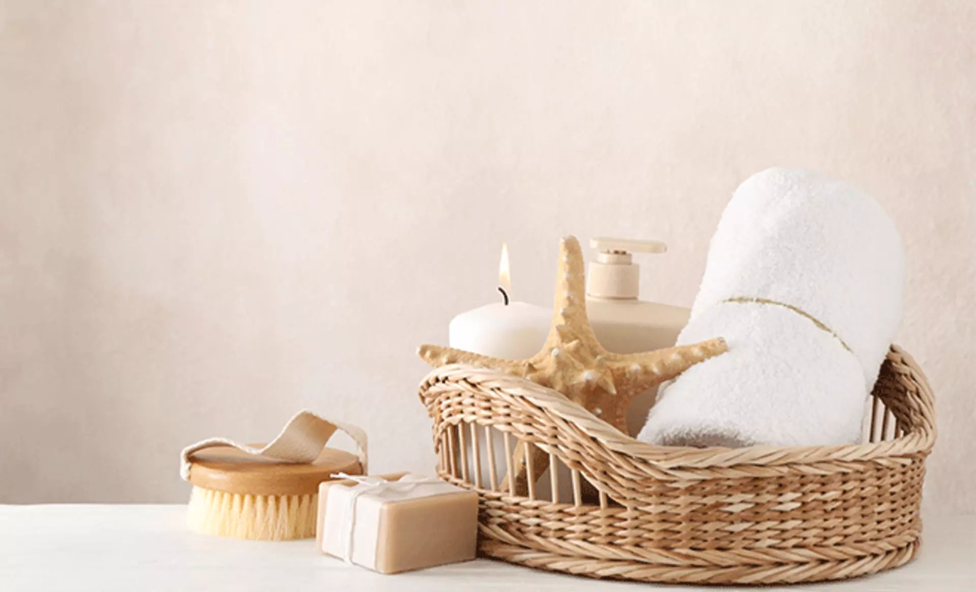 badezimmer accessoires in einem stroh korb