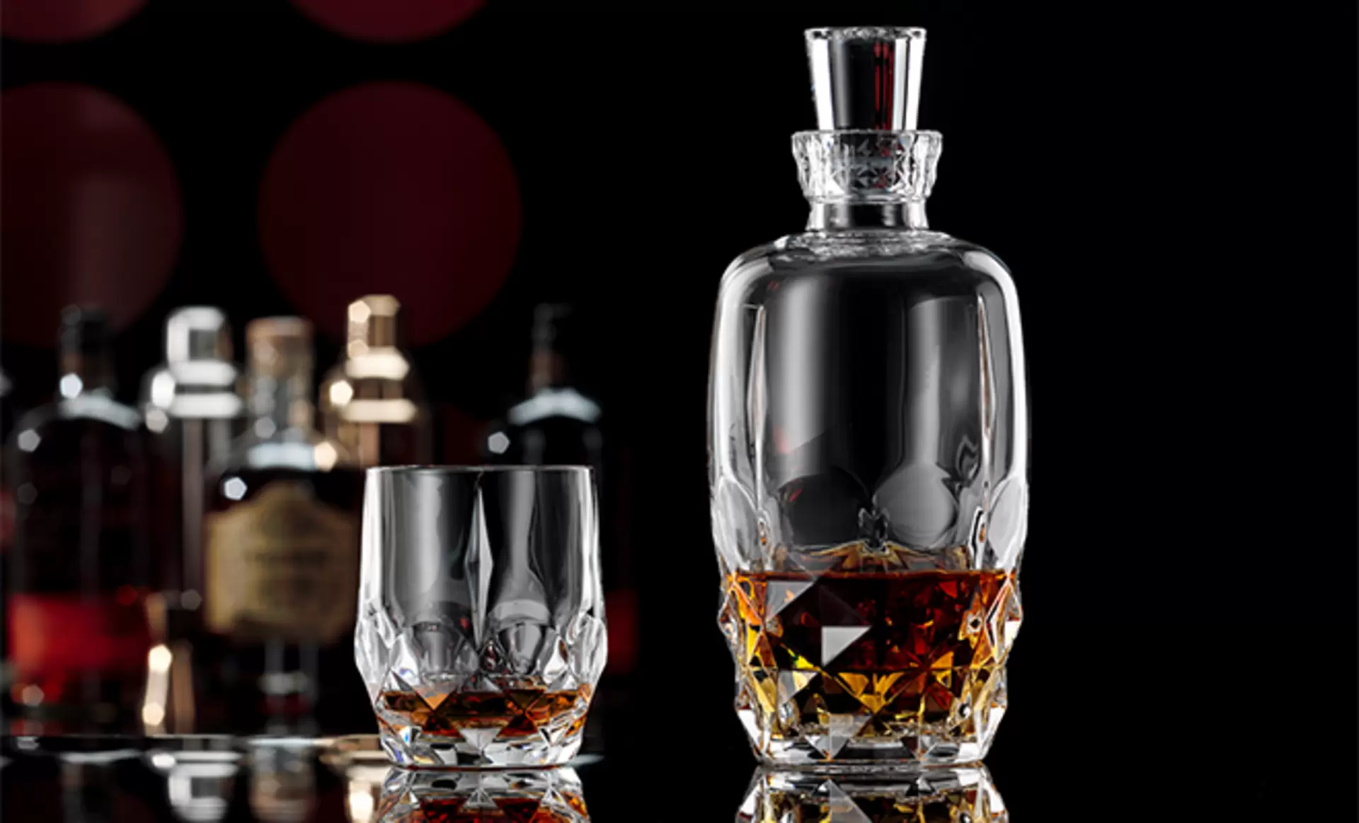 Whiskey Flasche von Bohemia Crystal mit Whiskey Glas auf einer Theke angerichtet