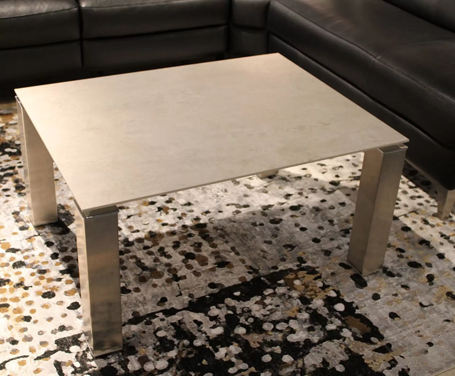 grauer Couchtisch mit Keramikplatte Beton und Metallfüße