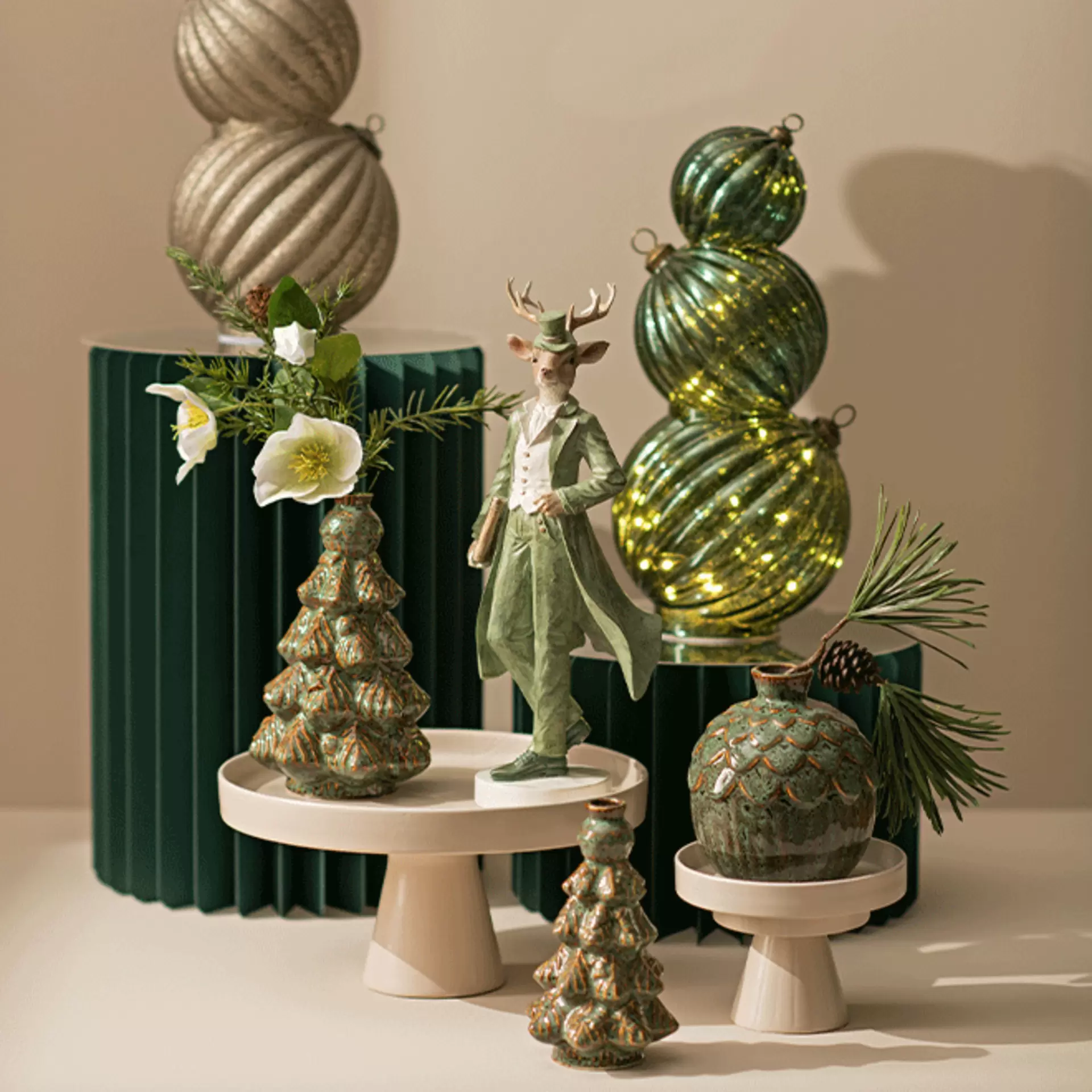 Moderne grüne Glasschmuck-Bäume und stilvolle Podeste für ein minimalistisches Weihnachten