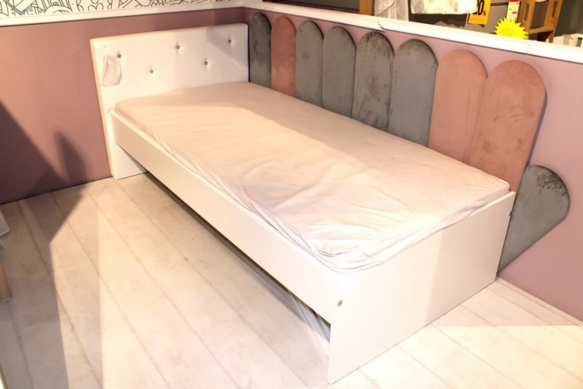 Weißes Kinderbett mit Pink Grauen Paneelen