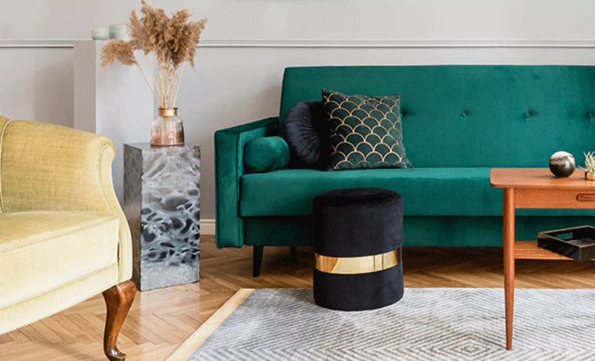 Frischer Wind im Wohnzimmer - Sofa mit Samtbezug in der Trendfarbe Verdigris