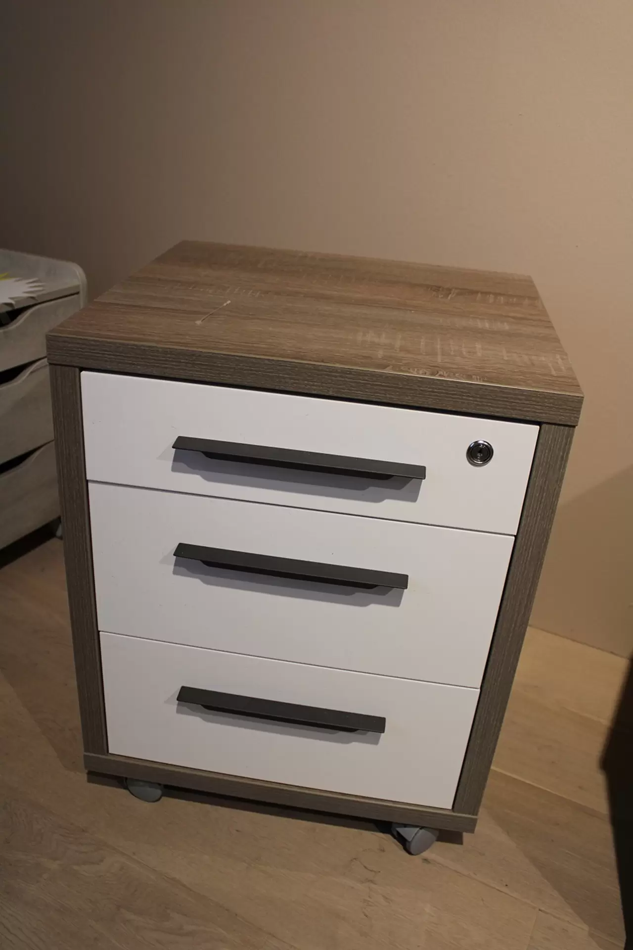 Rollcontainer Disegno von Composad aus Holz mit weißen Schubladen