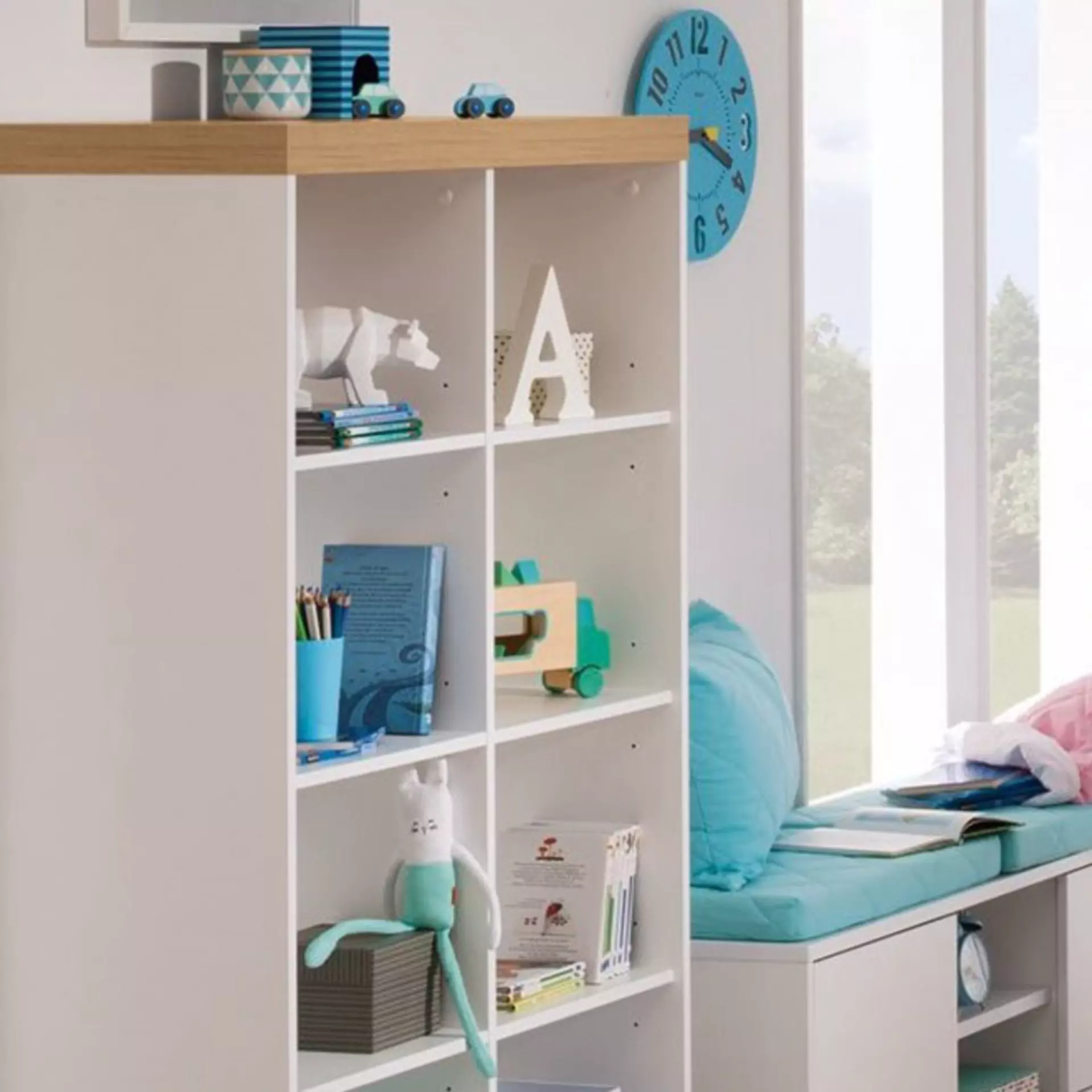 Aufgeräumter Kleiderschrank im Kinderzimmer mit Spielzeug und verschiedenen Gegenständen