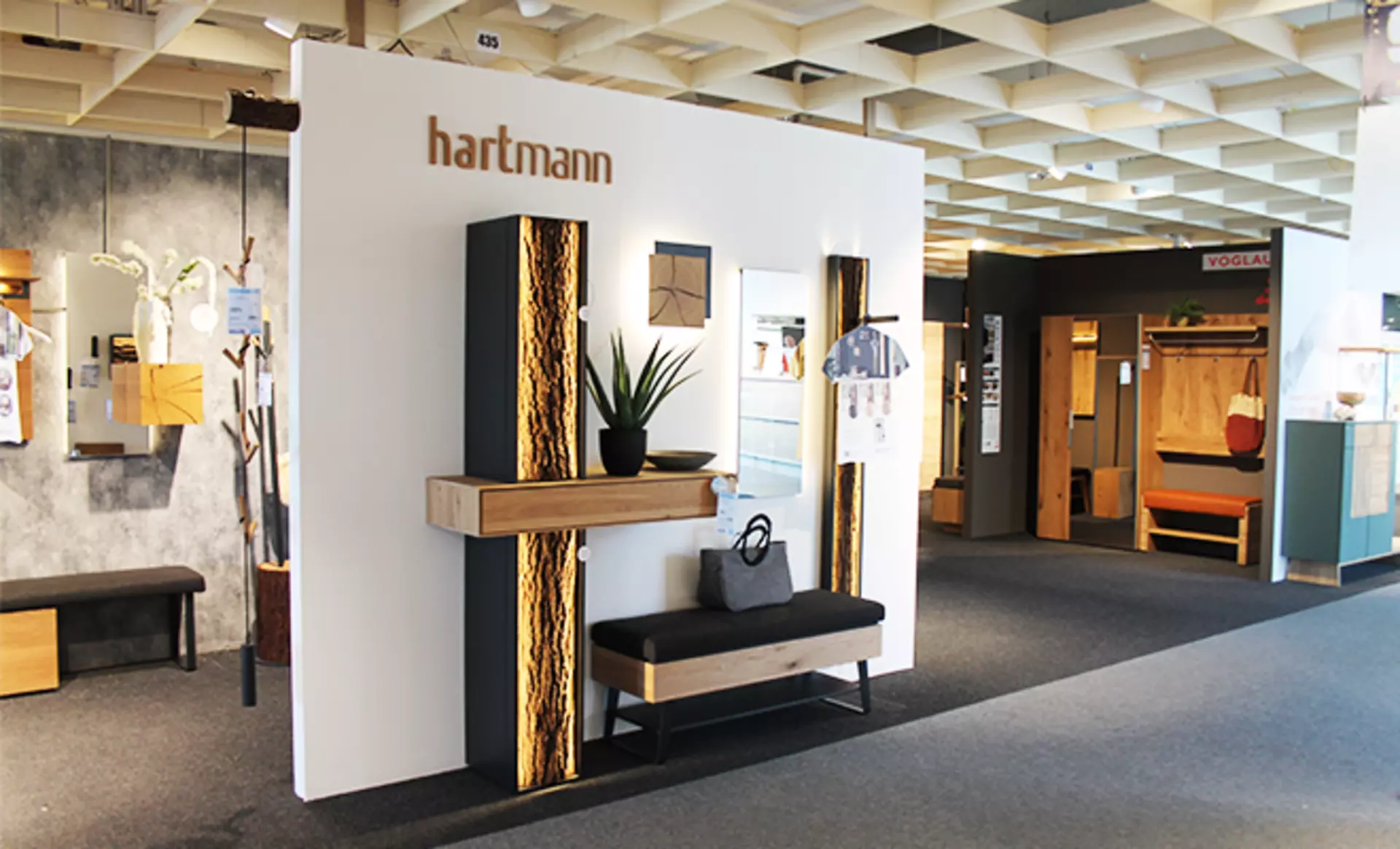 Garderobe mit Naturbelassener Holzrinde, Spiegel und Schuhbank