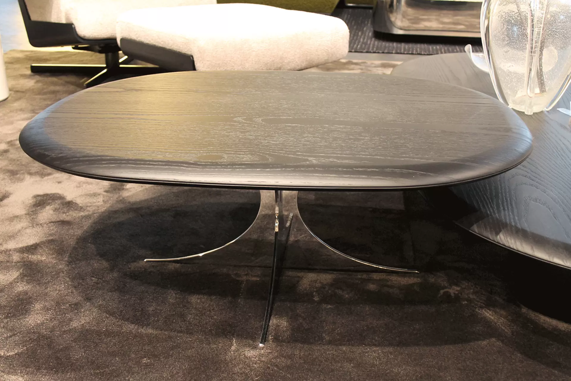 Der Anish Wood Couchtisch von Minotti in der Ausführung Esche lakritzfarben