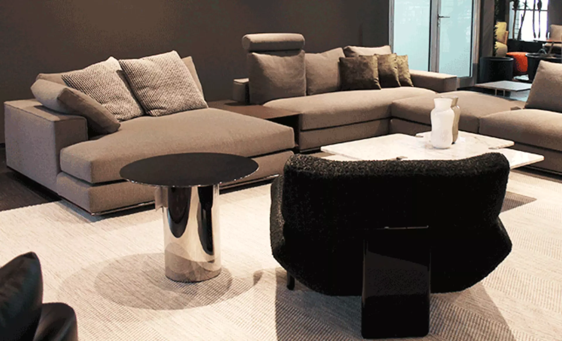 Das Designsofa Hamilton im großen Minotti Studio
