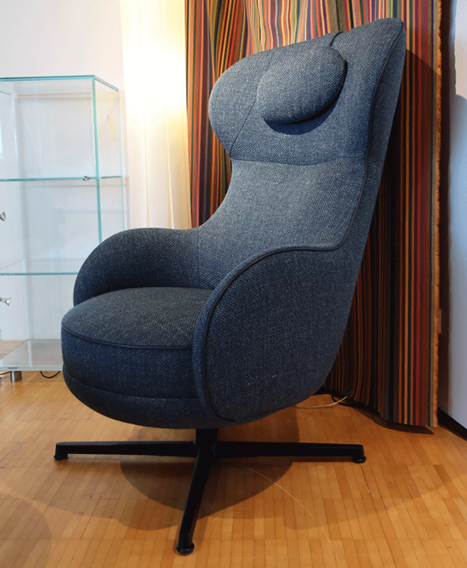 Der Tuya Relaxsessel von Wittmann aus der Seiten-Perspektive mit Stoffbezug Feel Free Capri