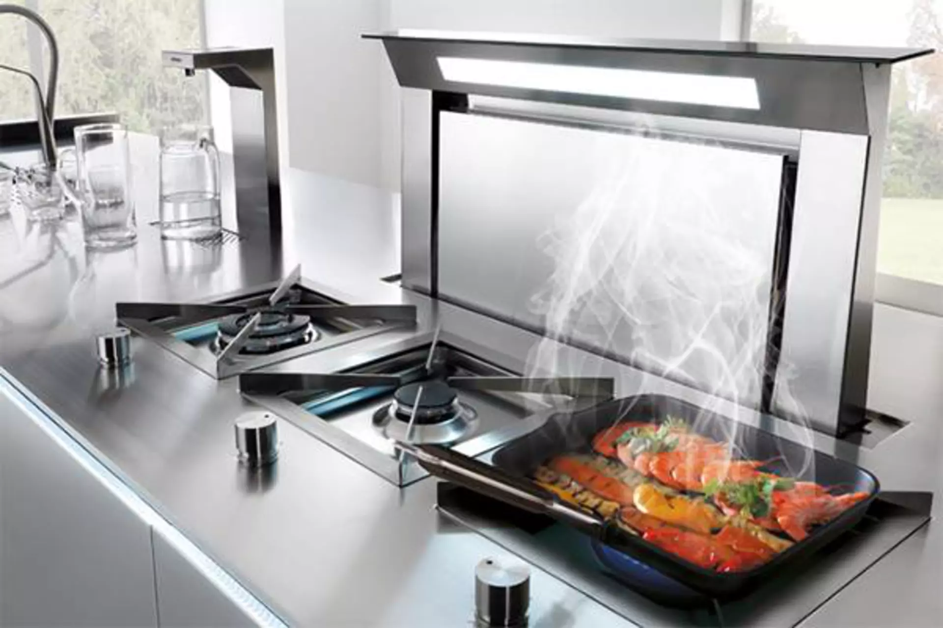 Gasherd mit moderner Edelstahl-Dunstabzugshaube dient asl Kategoriebild für Einbaugeräte in der Küche.