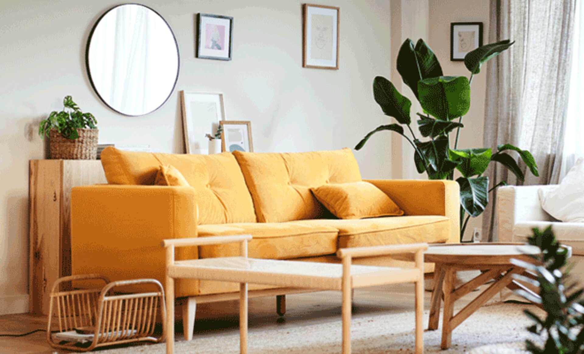Helles Wohnzimmer mit gelbem Sofa - Möbel Inhofer