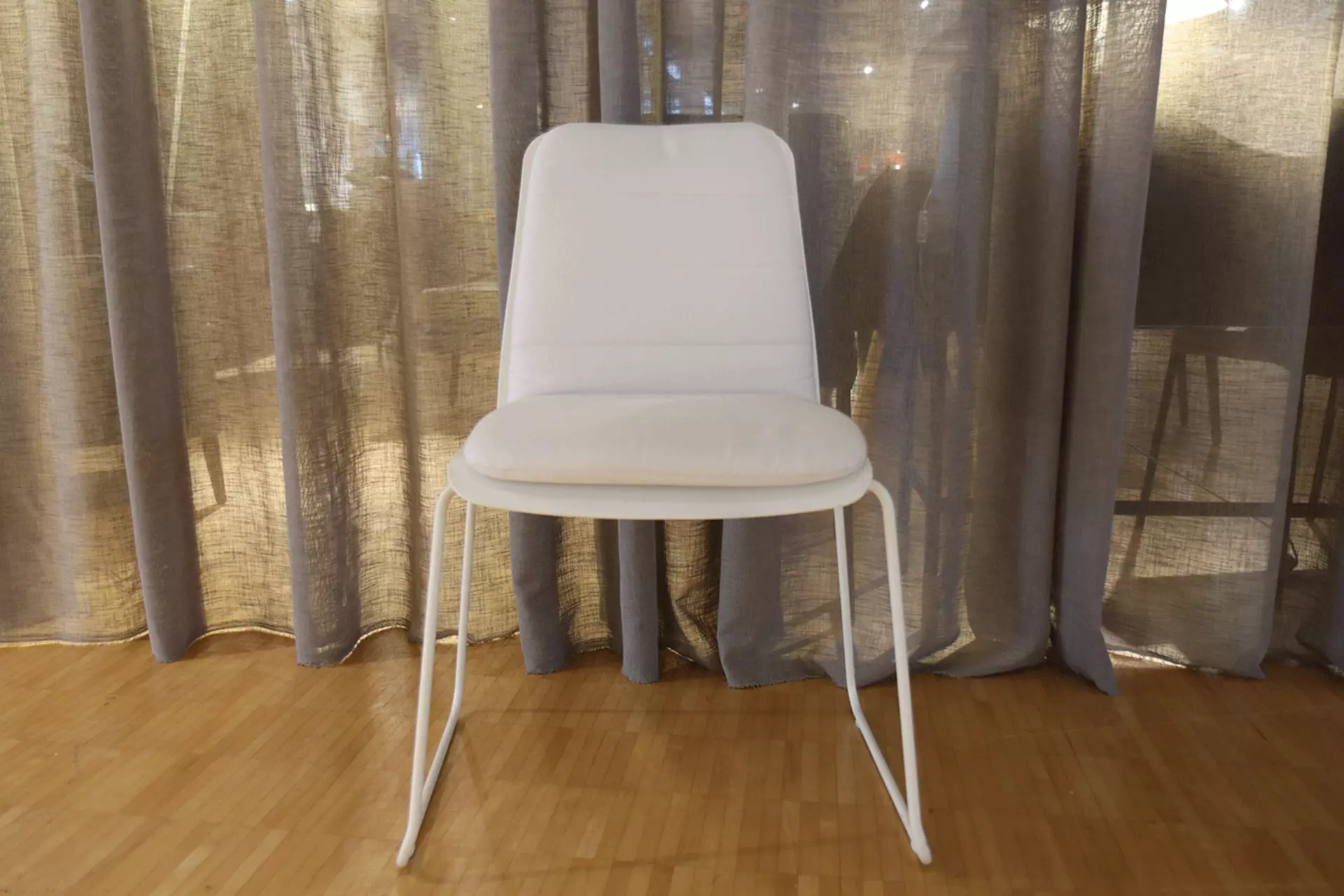 Weißer Stuhl Slim von vorne