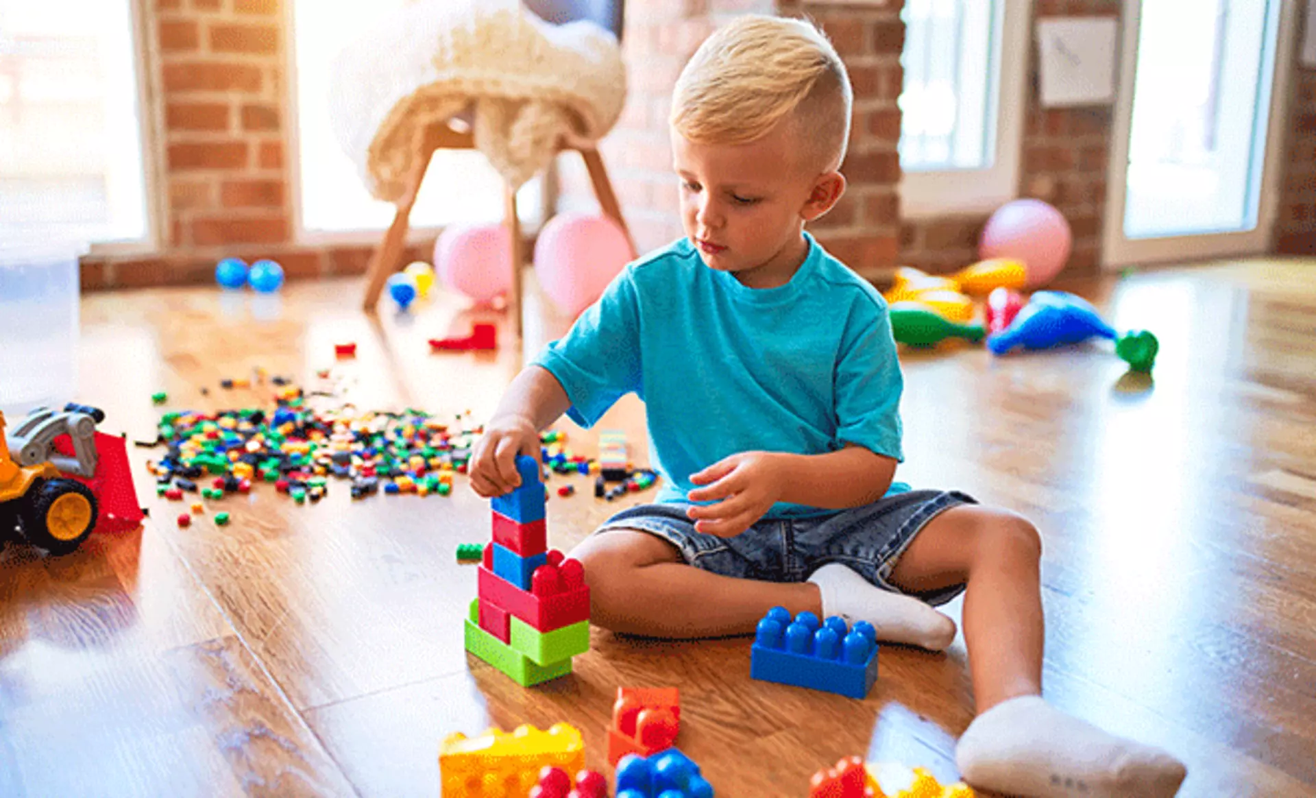 Kleiner Junge beim Spielen mit Spielzeug