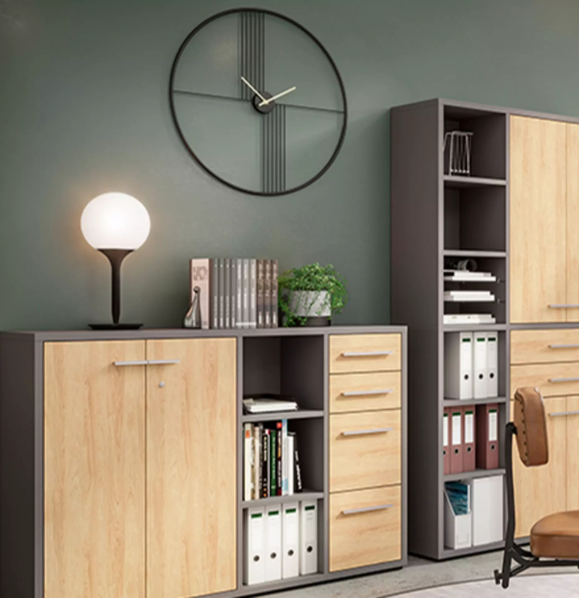 Dekorative Elemente auf einem Sideboard in einem Arbeitszimmer mit Wanduhr