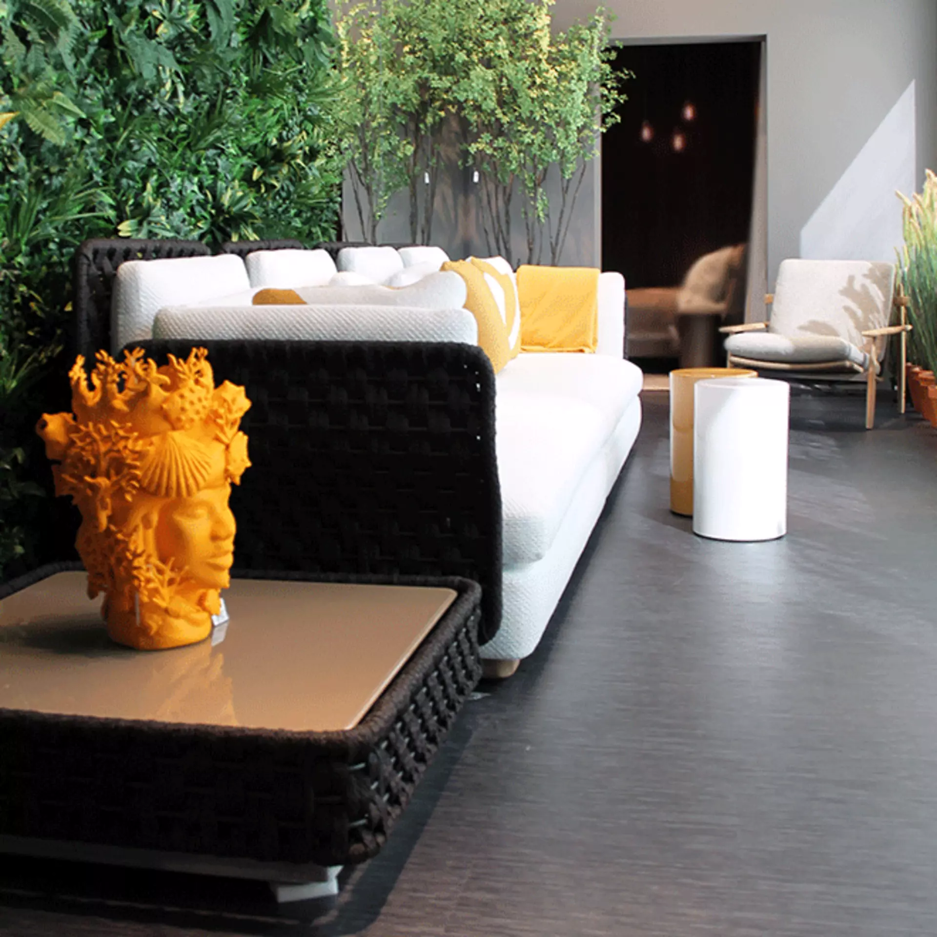 Amii Outdoorsofa und Trio Outdoorsessel von Minotti