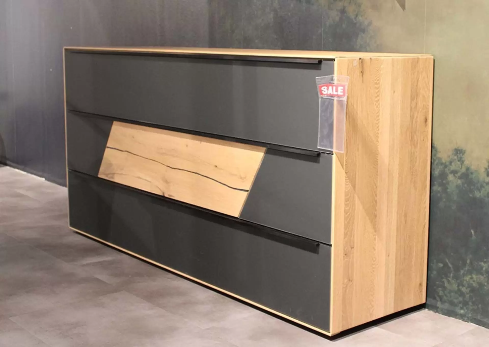 Sideboard aus Holz mit grauen Akzenten