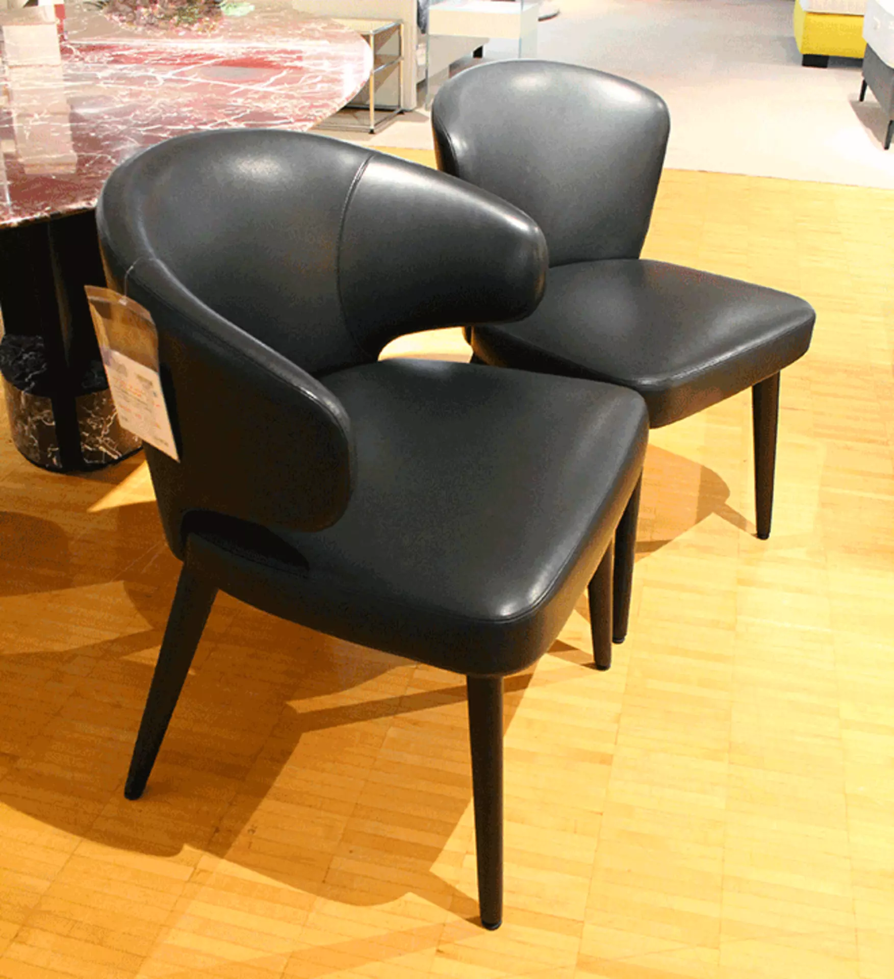 Der Aston Dining mit und ohne Armlehne in schwarzem Lederbezug