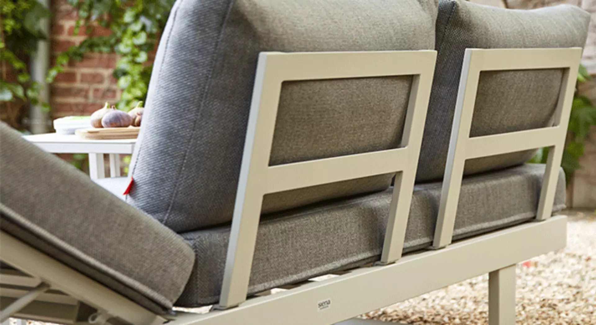 Close-up von einer Sitzbank im Garten