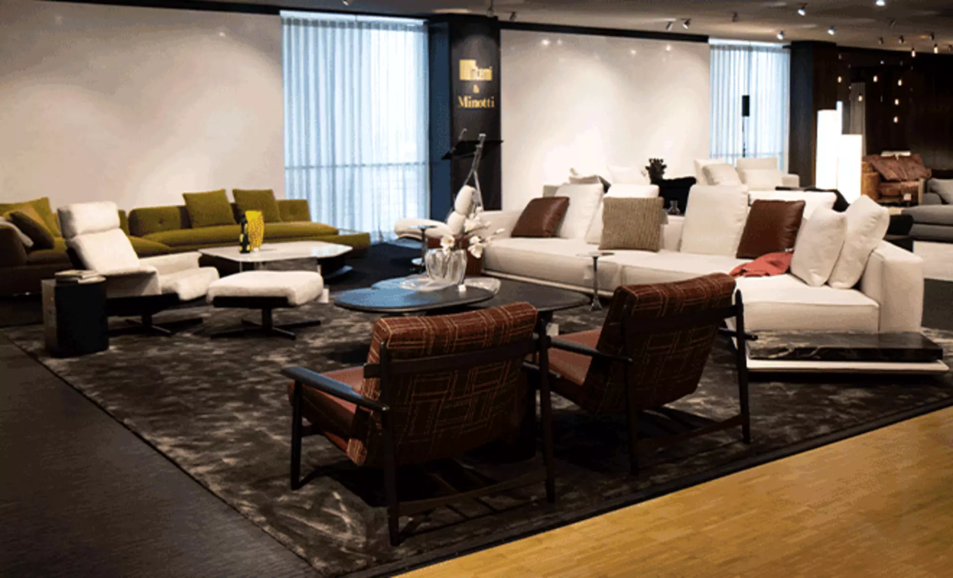 Blick in das Minotti Studio auf das Designsofa Supermoon