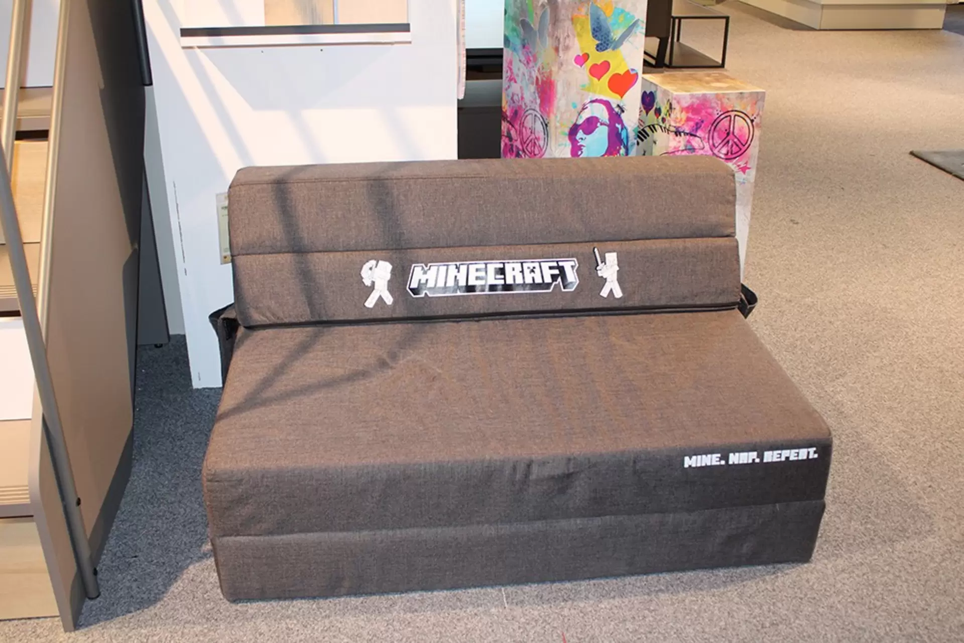 Klappsofa aus Sgrauem Stoff mit Minecraft Design