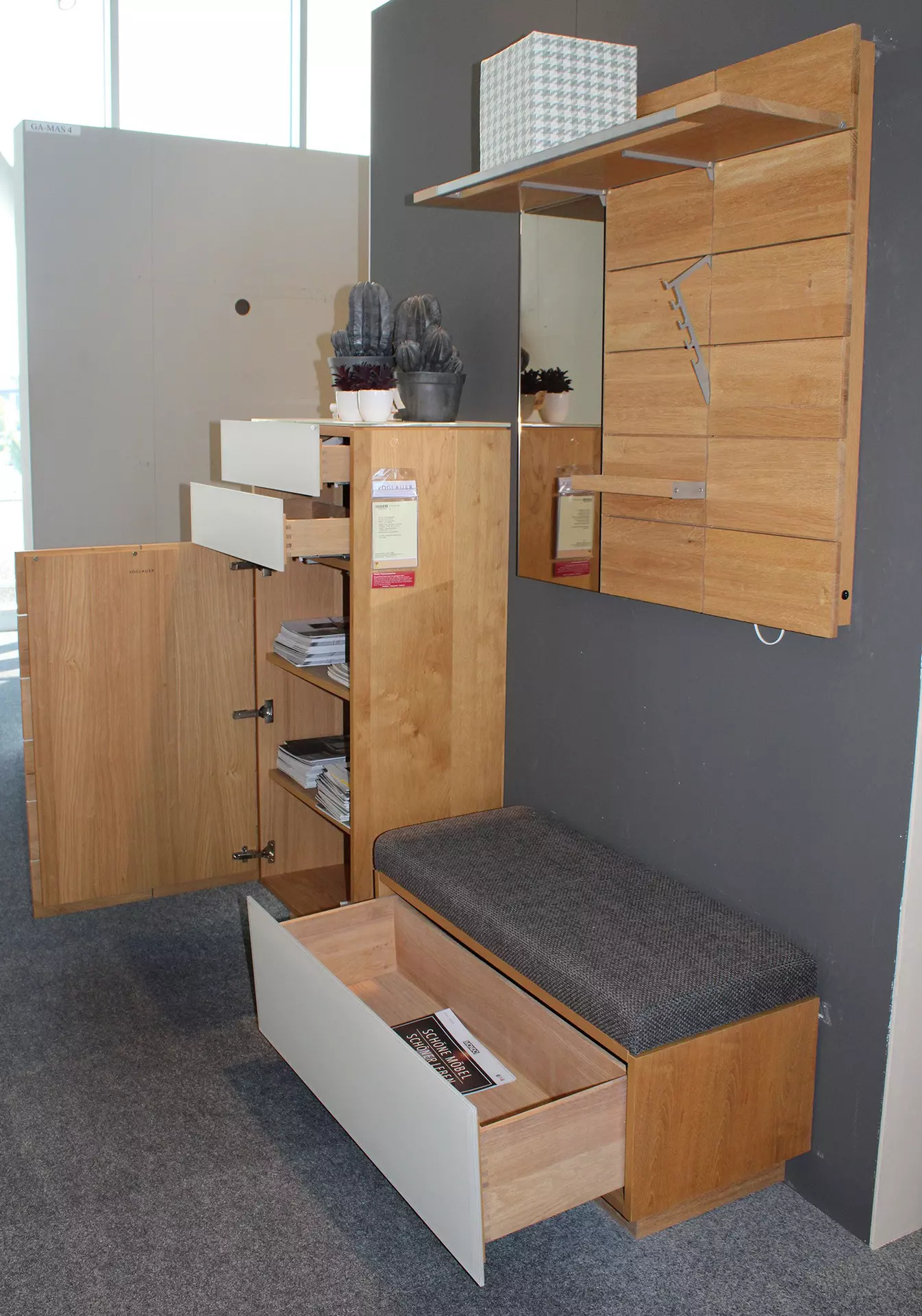Garderobe V-MONTANRA geöffnet