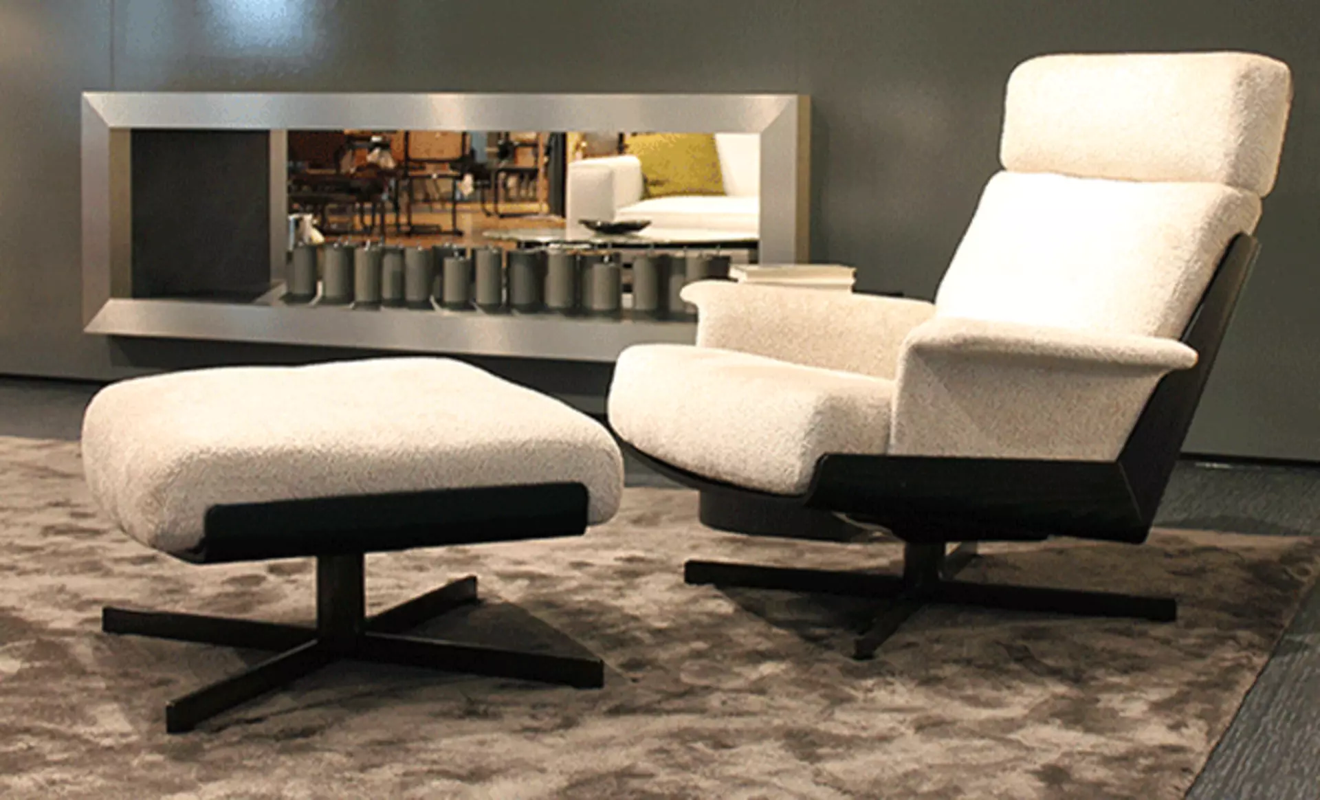 Der DAIKI Sessel mit Hocker im Minotti Studio von interni by inhofer