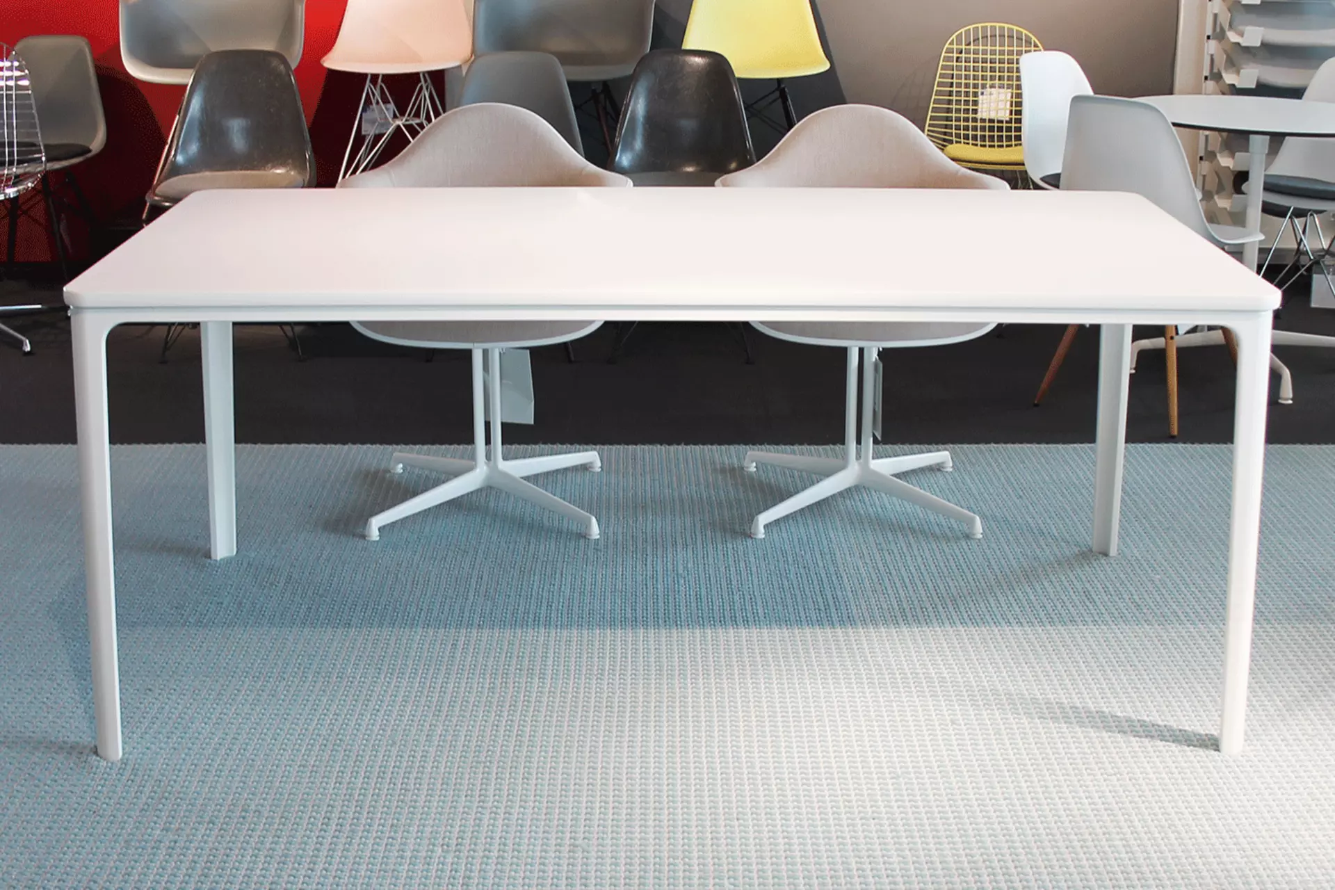 Der Plate Dining Tisch in der Frontansicht