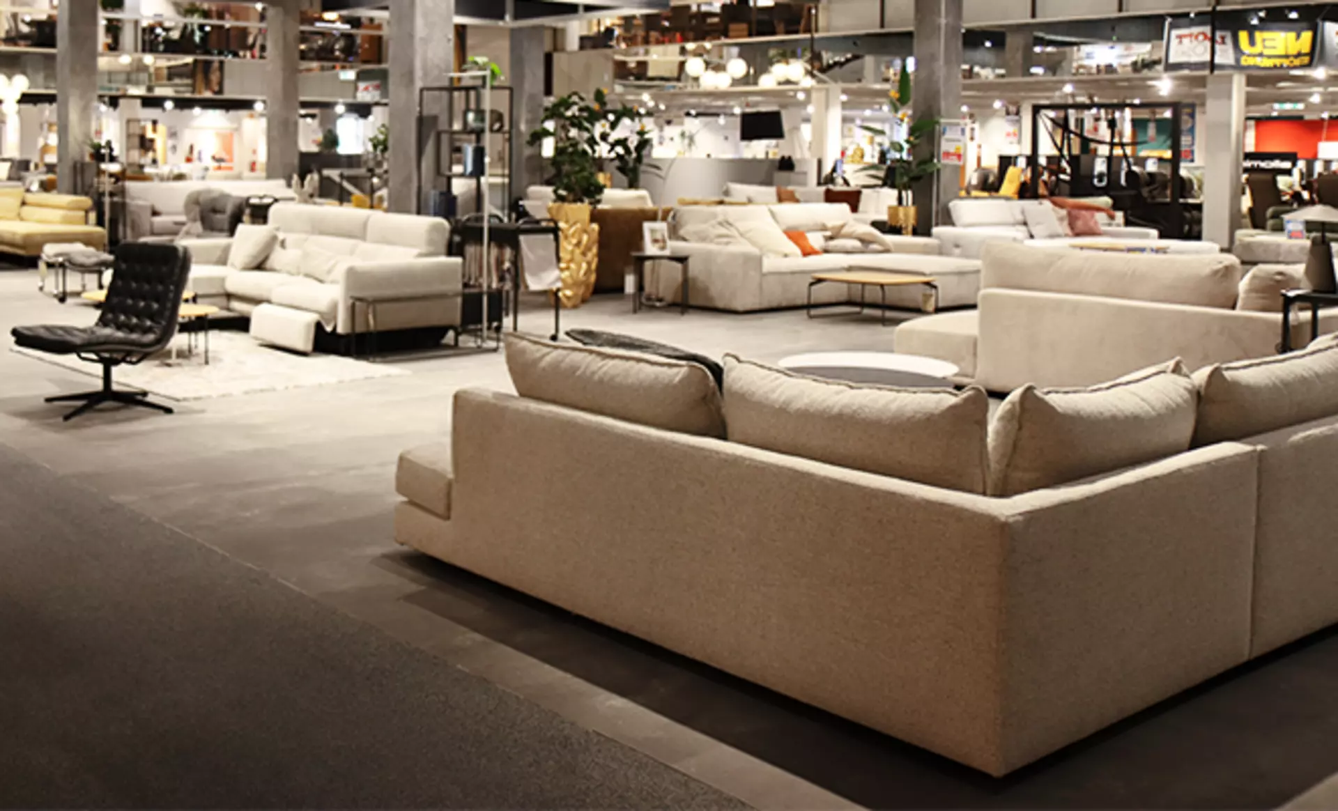 Blick in die große Sofaausstellung bei Möbel Inhofer in Senden