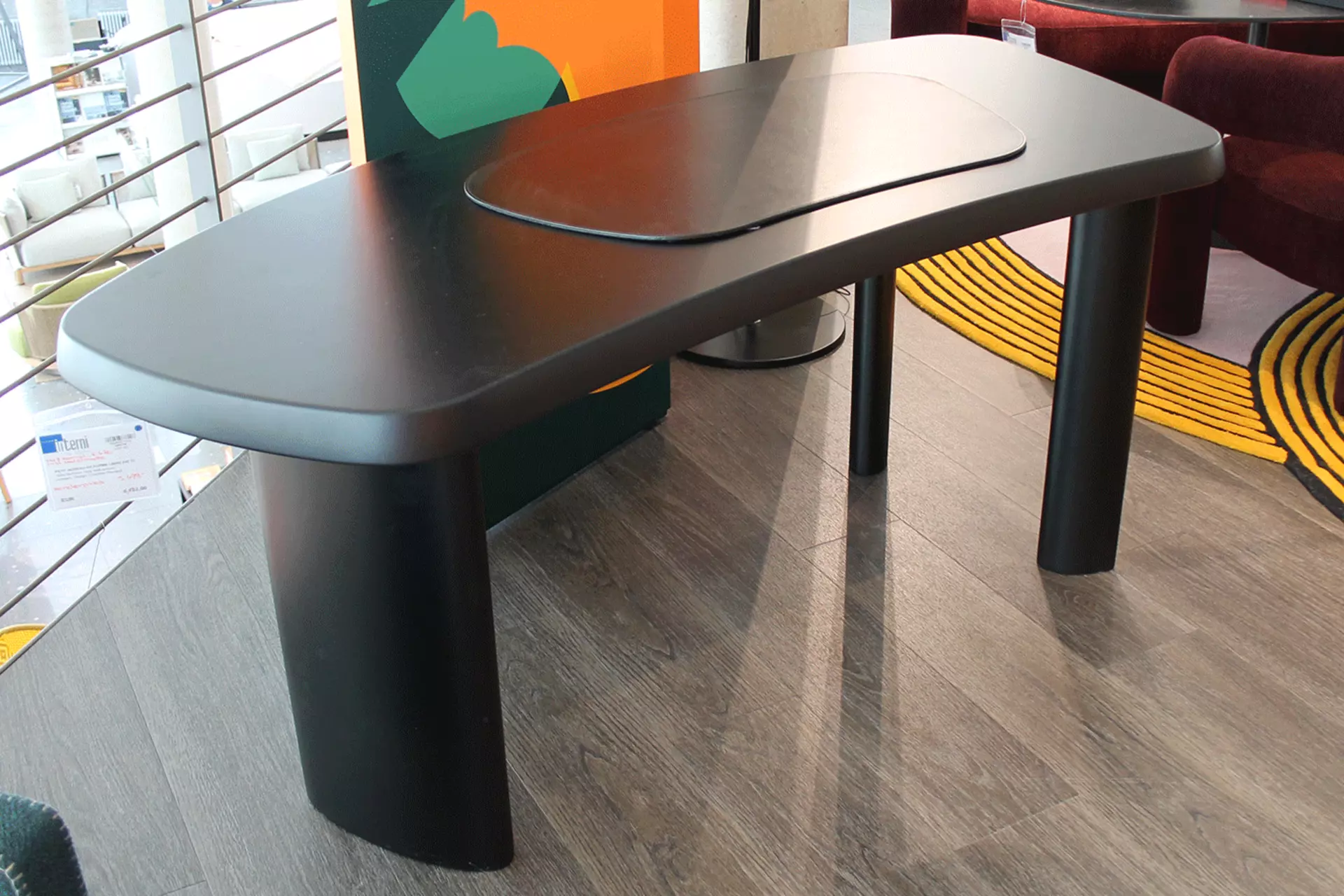 Petit Bureau En Forme Libre    Schreibtisch von Cassina