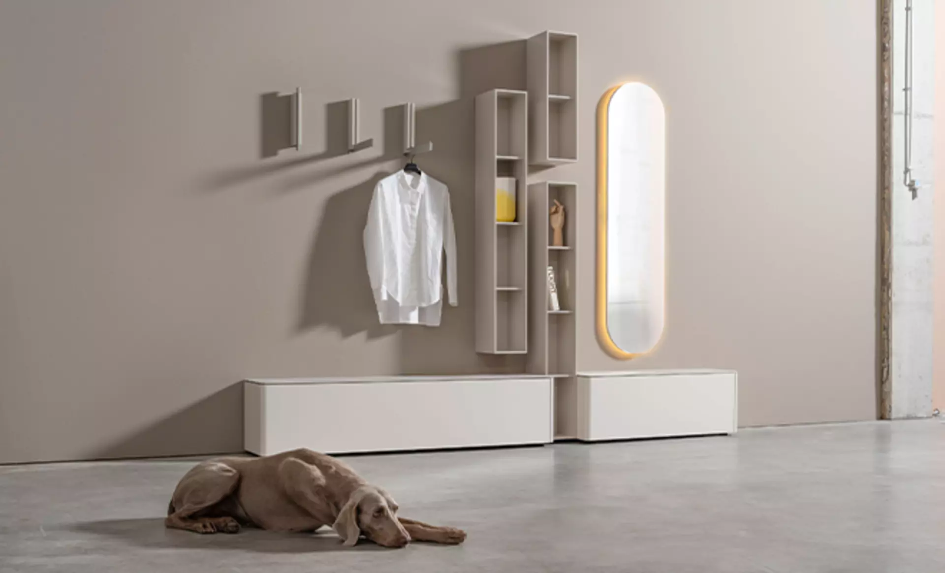 schlichte Garderobe von Sudbrock mit schlafendem Hund davor 