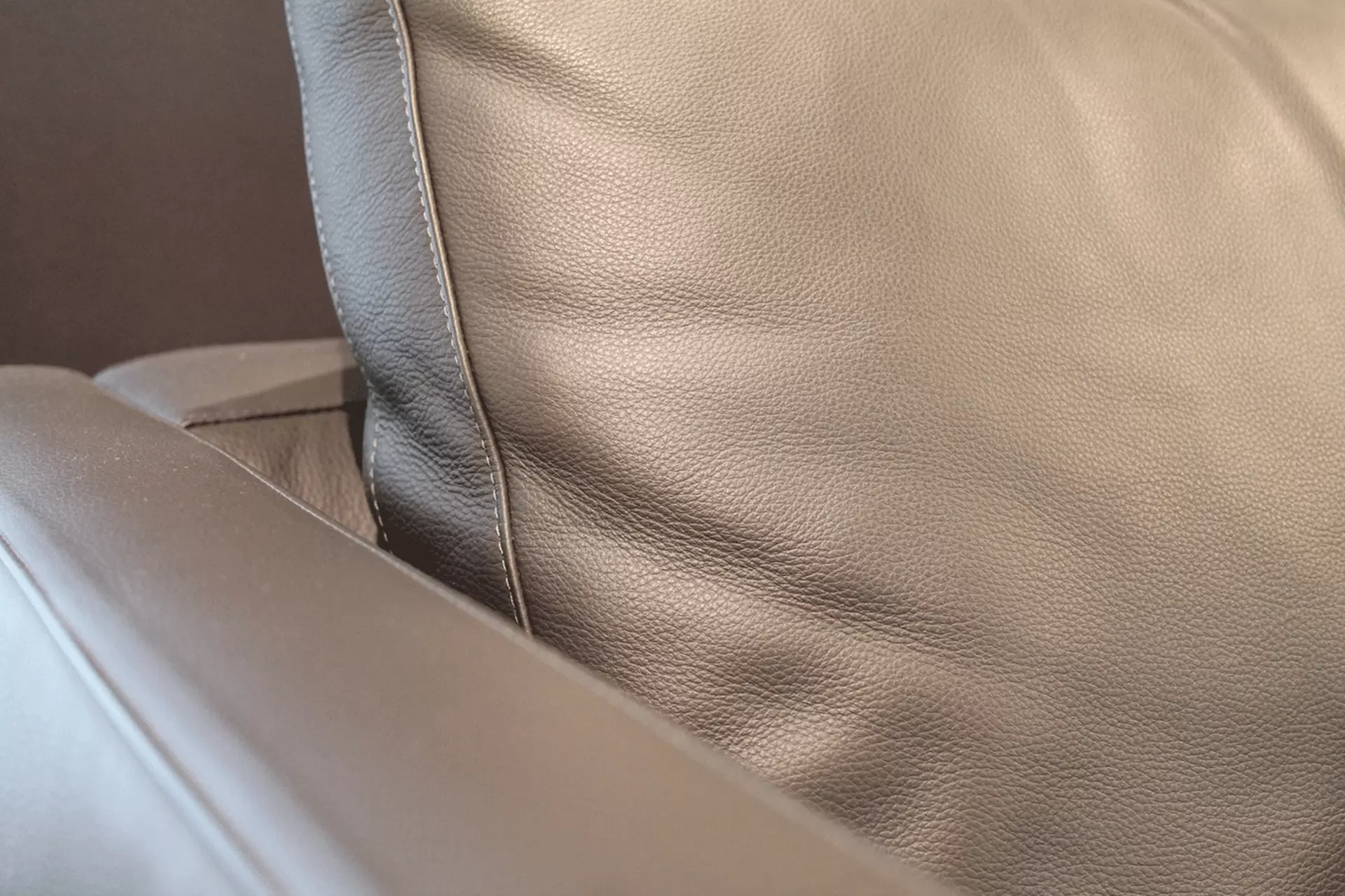 Das weiche Sitzpolster des Andersen Sessels von Minotti im Detail