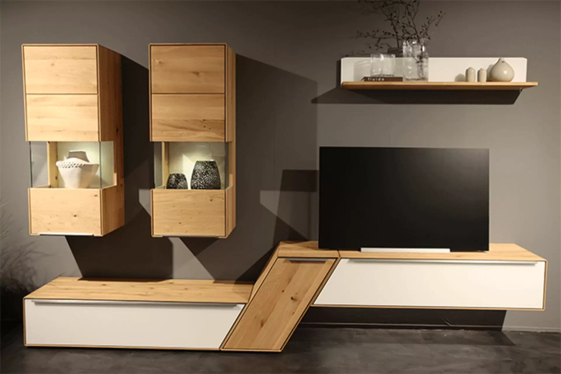Moderne Decker Massivholz-Wohnwand mit Hängeelementen und TV-Möbel im 1. OG