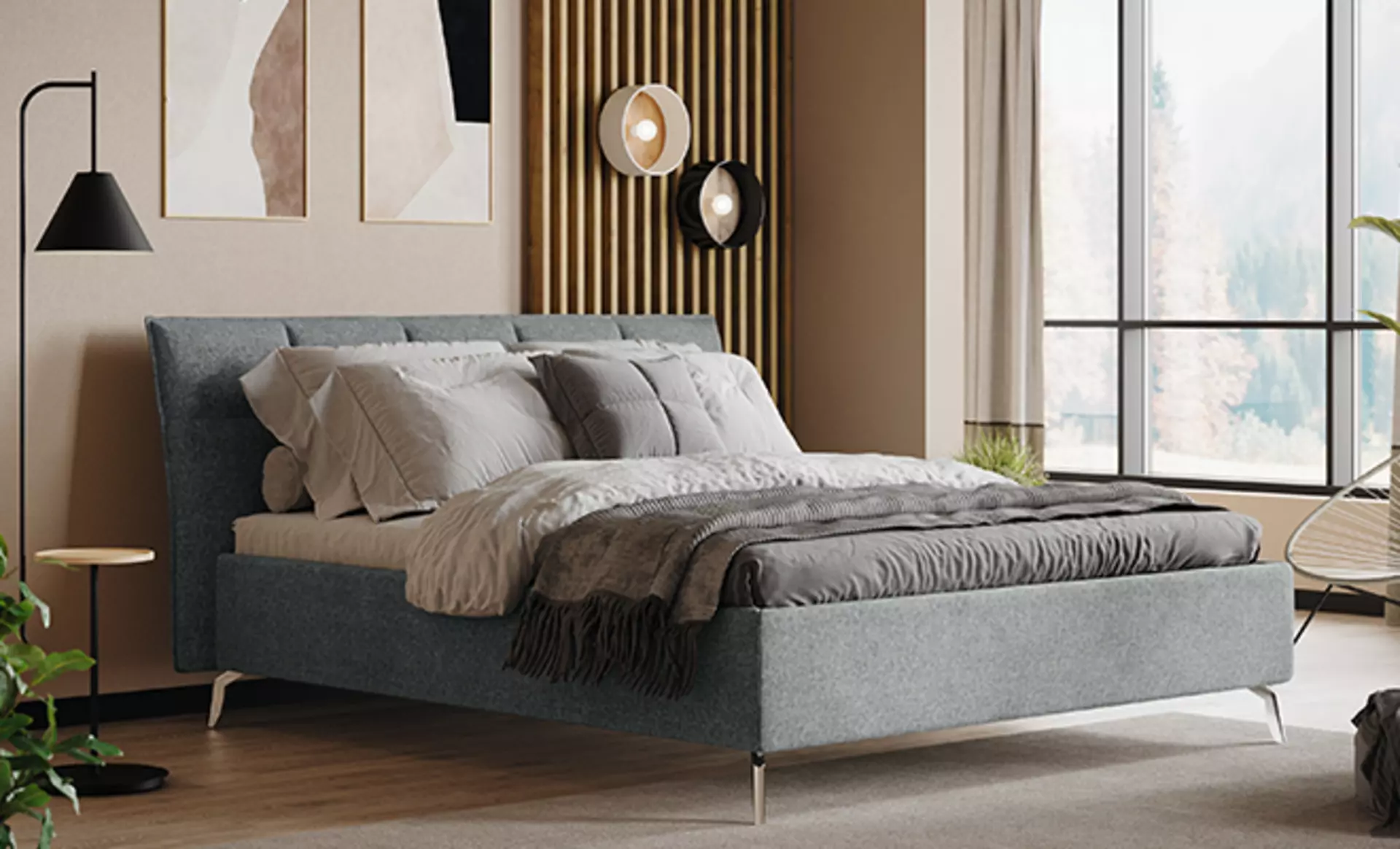 Gemütliches Bett in pastelblauem Stoffbezug mit vielen Dekorationskissen und Tagesdecken dekoriert. 