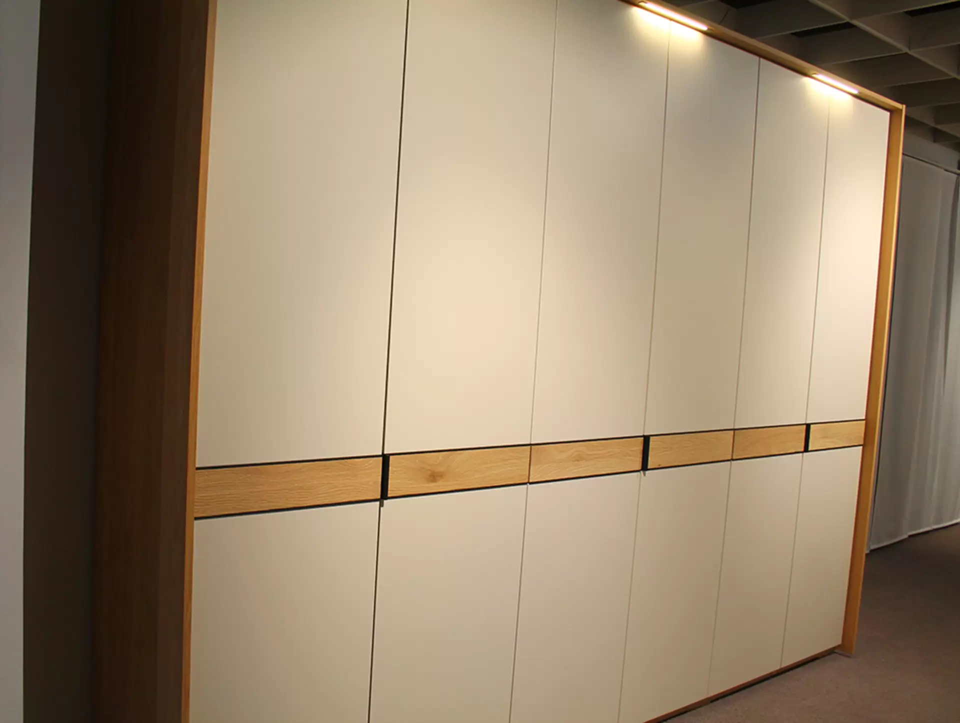 Das Schlafzimmer MONDO ARIDE von Disselkamp aus Eiche massiv mit weiß und braunem lack