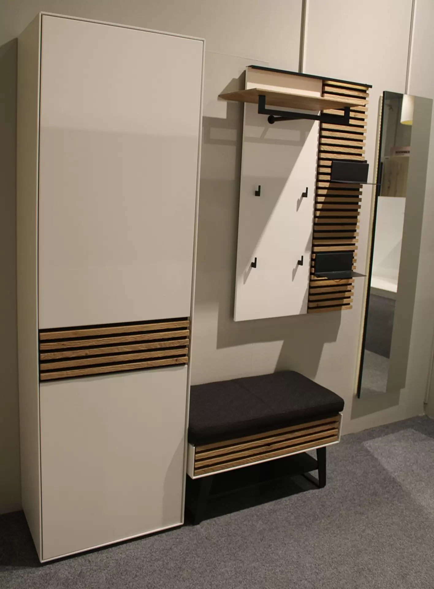 Garderobe YONNA in weiß mit Holzakzenten