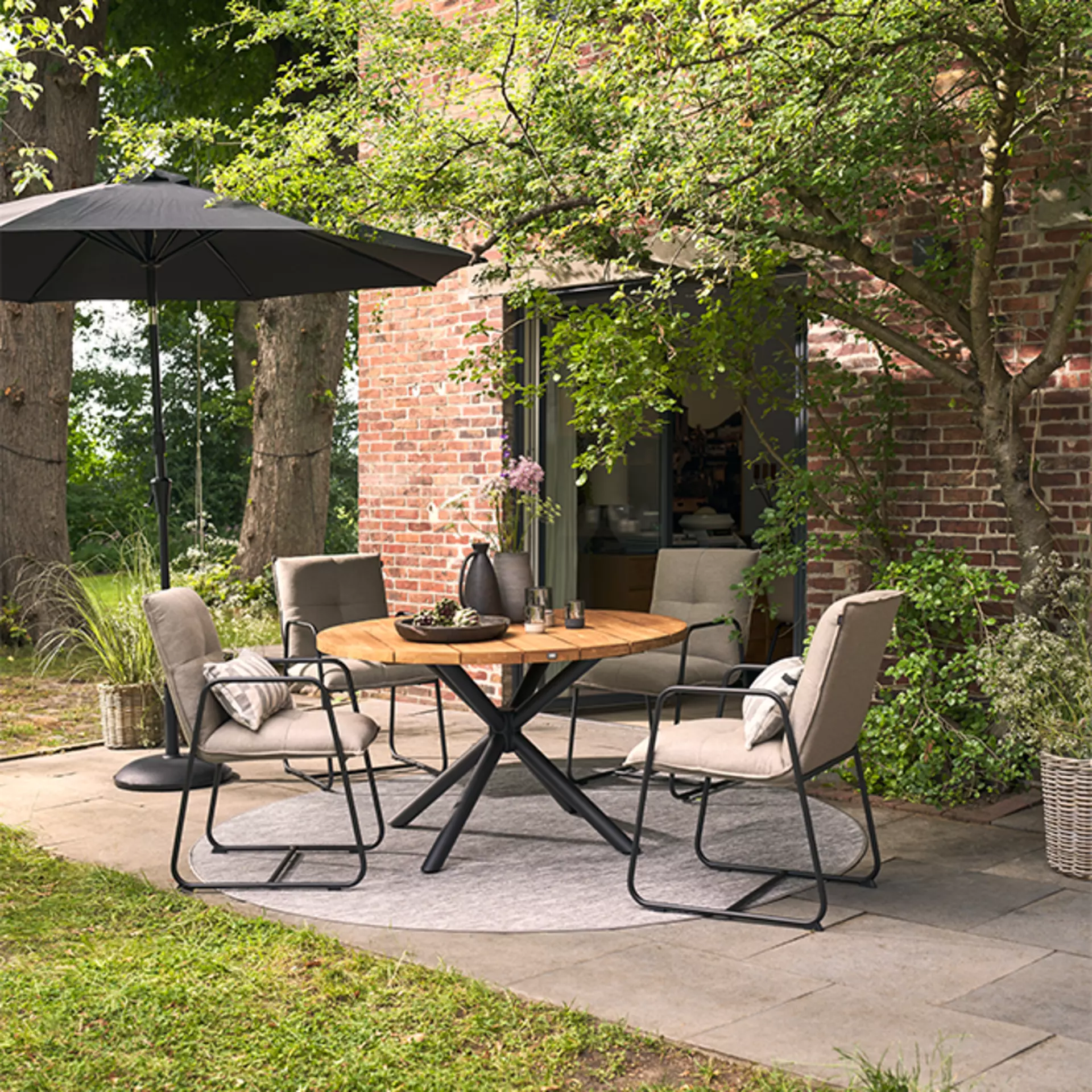 Die Outdoormöbel der Saba und Fontein Kollektion aus der Schöner Wohnen Kollektion auf einer offenen Terrasse aufgenommen