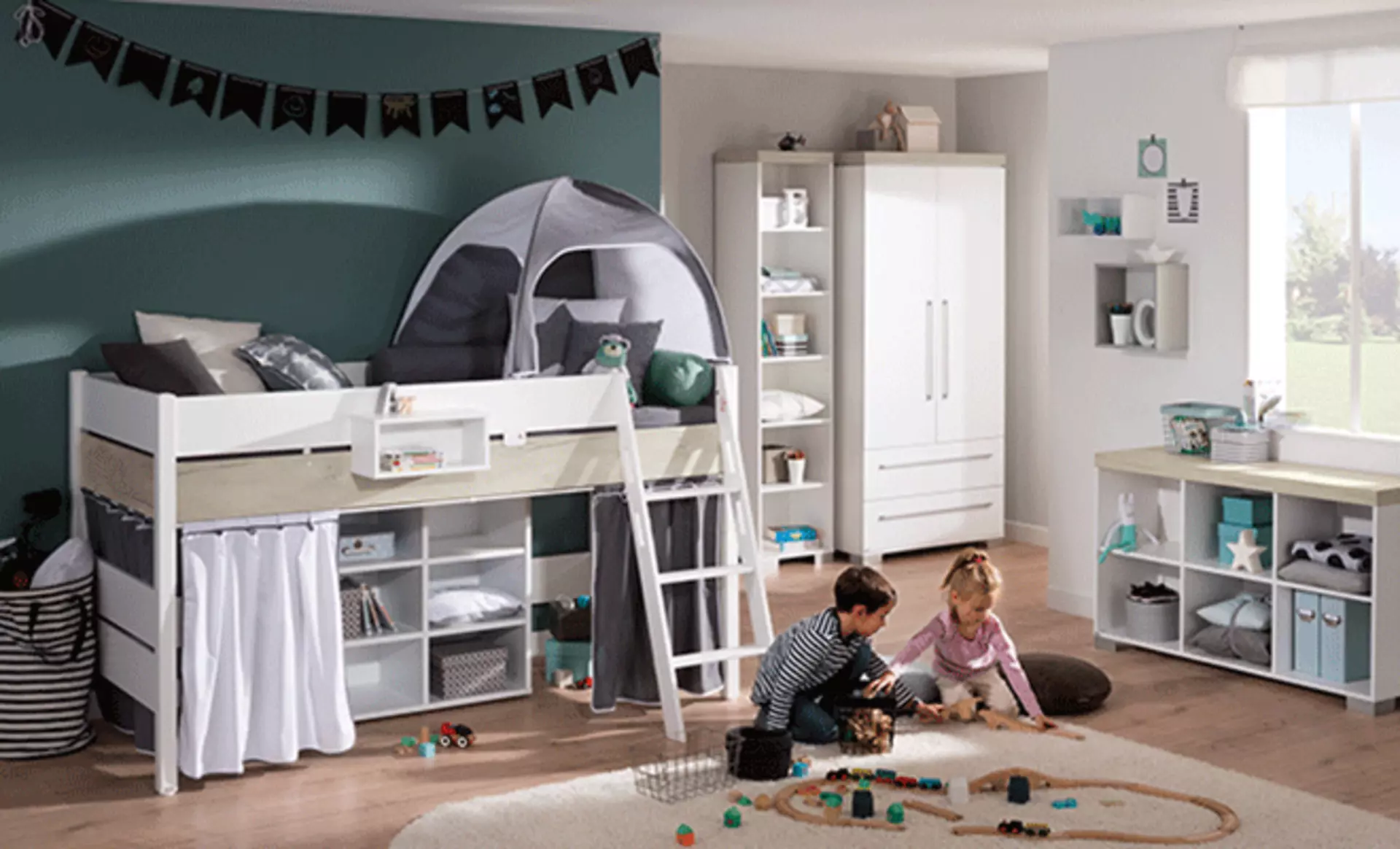 2 Geschwister am spielen in ihrem Zimmer