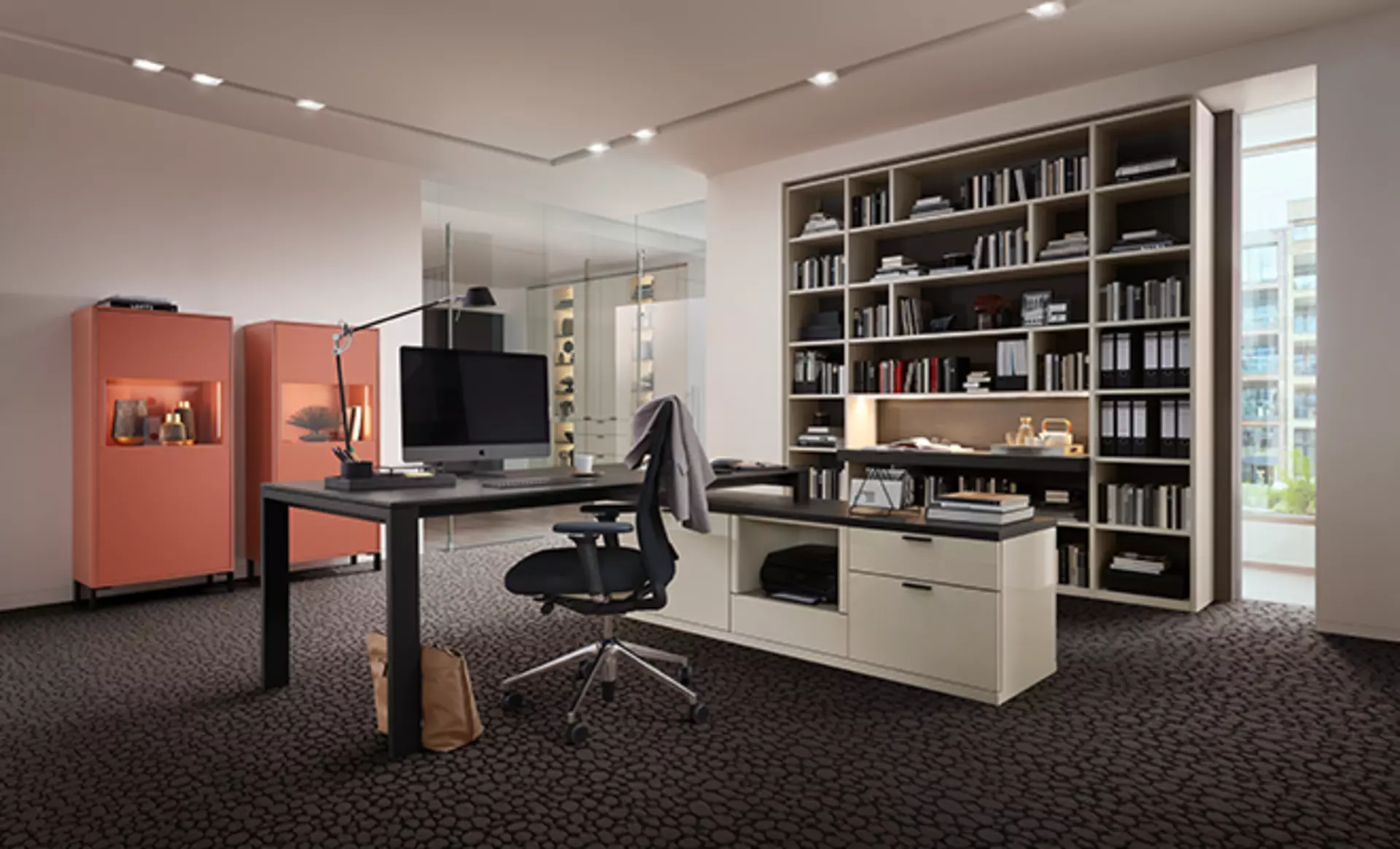 Minimalistisches Chefbüro mit Eckschreibtisc