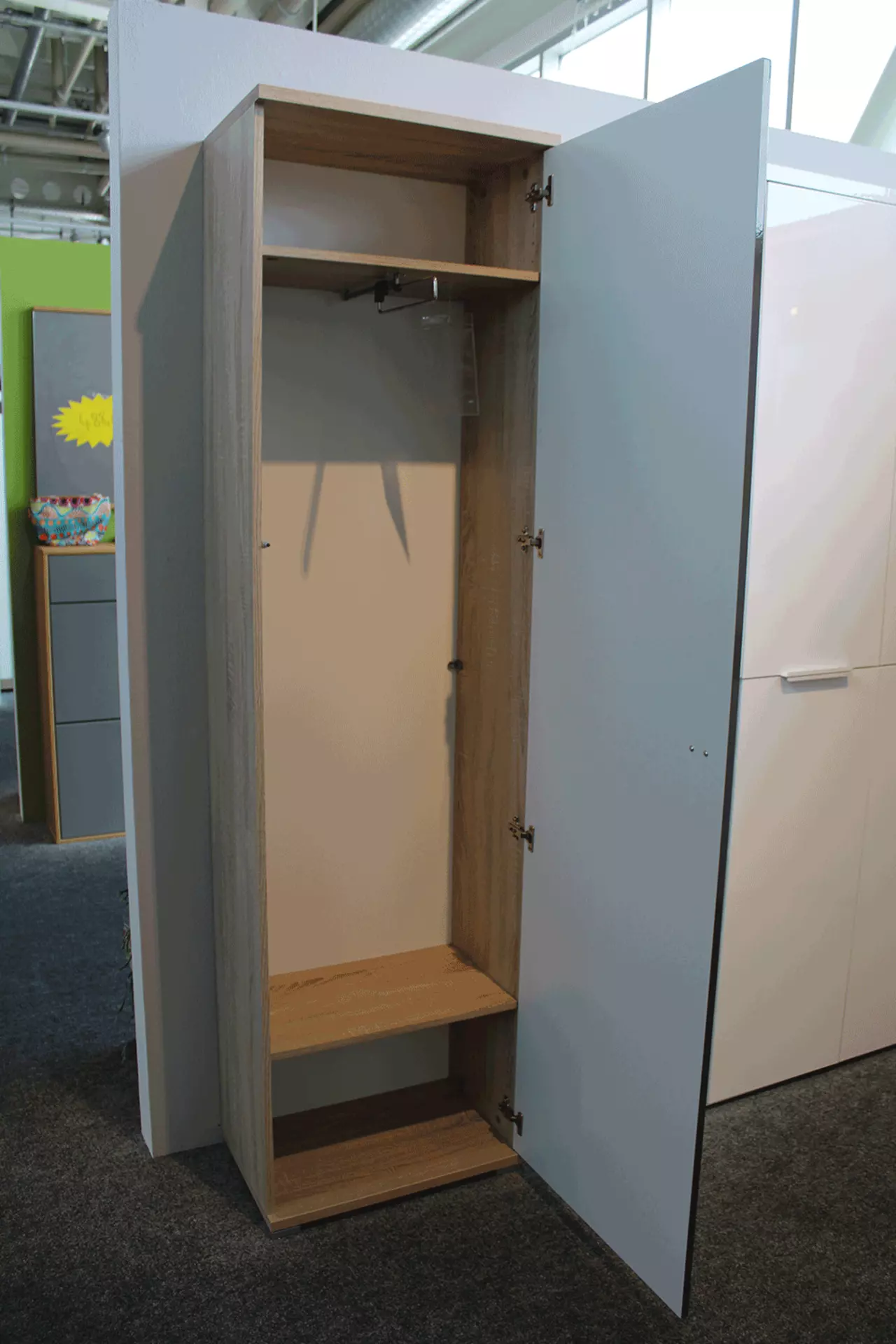 offener schmaler Kleiderschrank